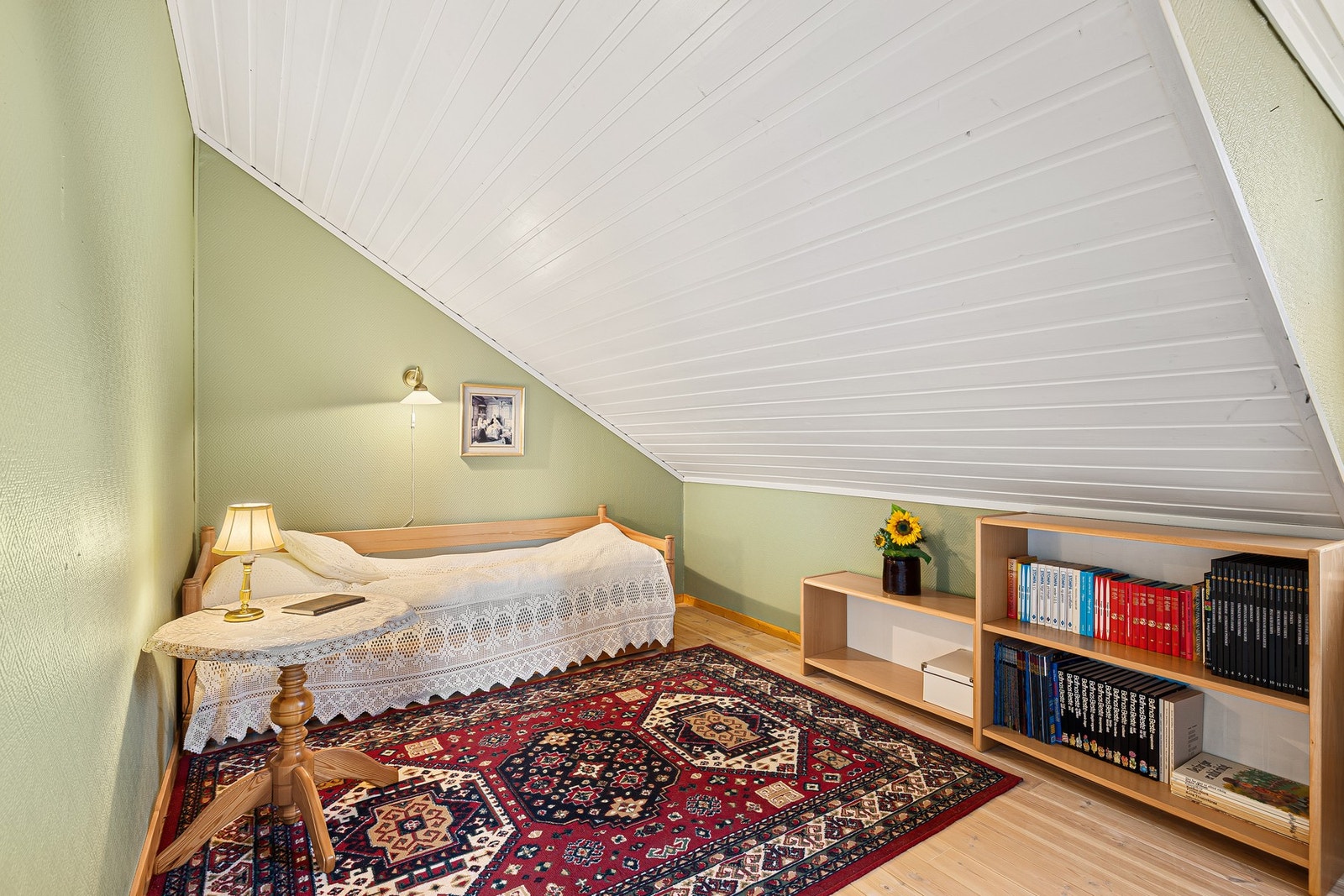 Soverom 2 i loftetasjen er på 11 kvm. Galleribilde