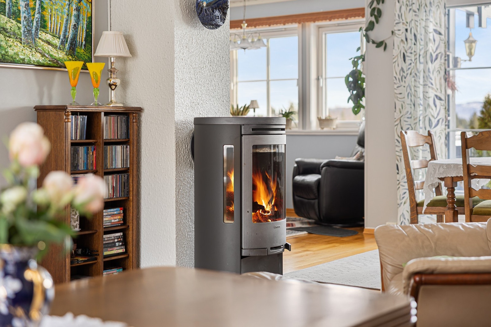 Effektiv vedovn i overgangen mellom TV-stue og spisestue. Galleribilde