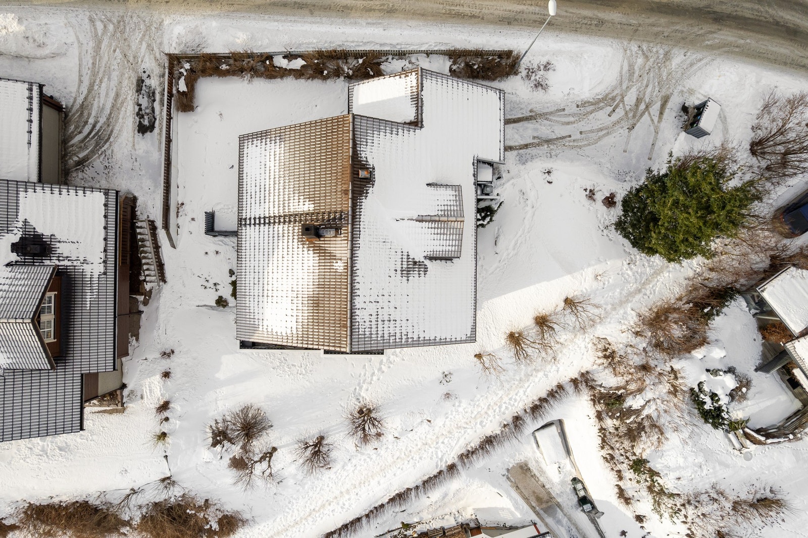 Dronefoto over eiendommen som måler i underkant av 1 mål. Galleribilde