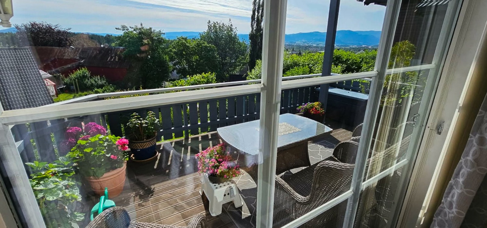 Selgers eget bilde. Om sommeren nyter du utsikt over frodige og grønne omgivelser. Galleribilde