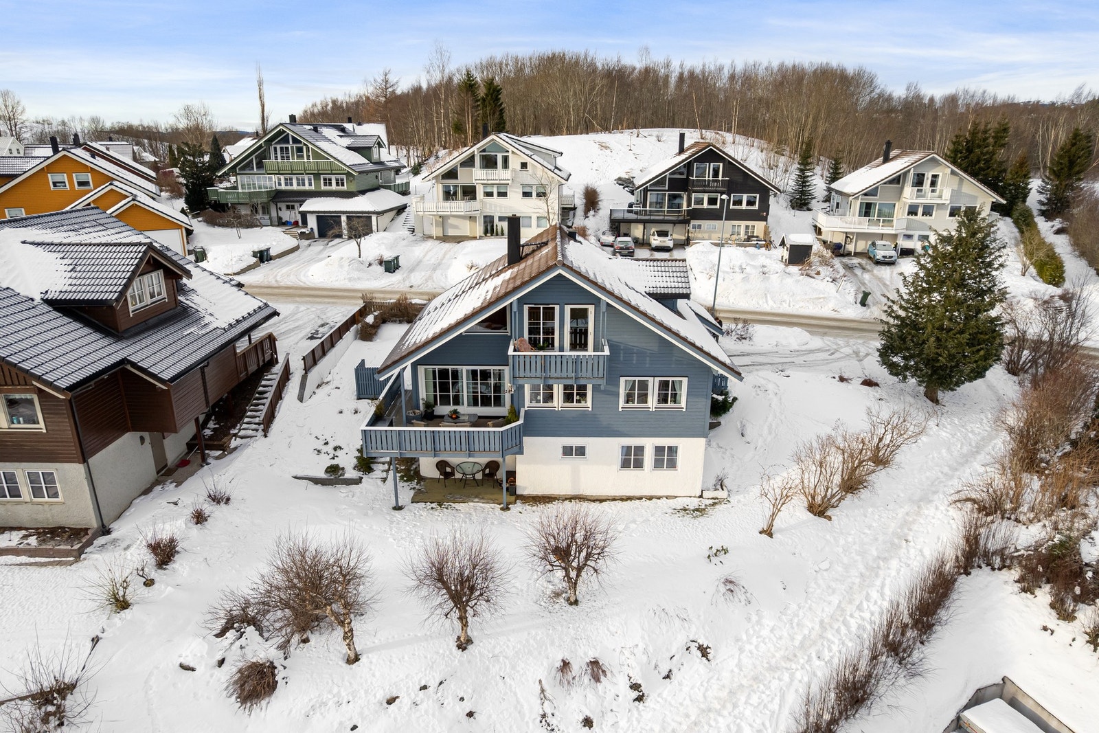 Nabolaget er et etablert og familievennlig boligområde med nærhet til skole, barnehage, dagligvare og gode kollektivforbindelser. Galleribilde