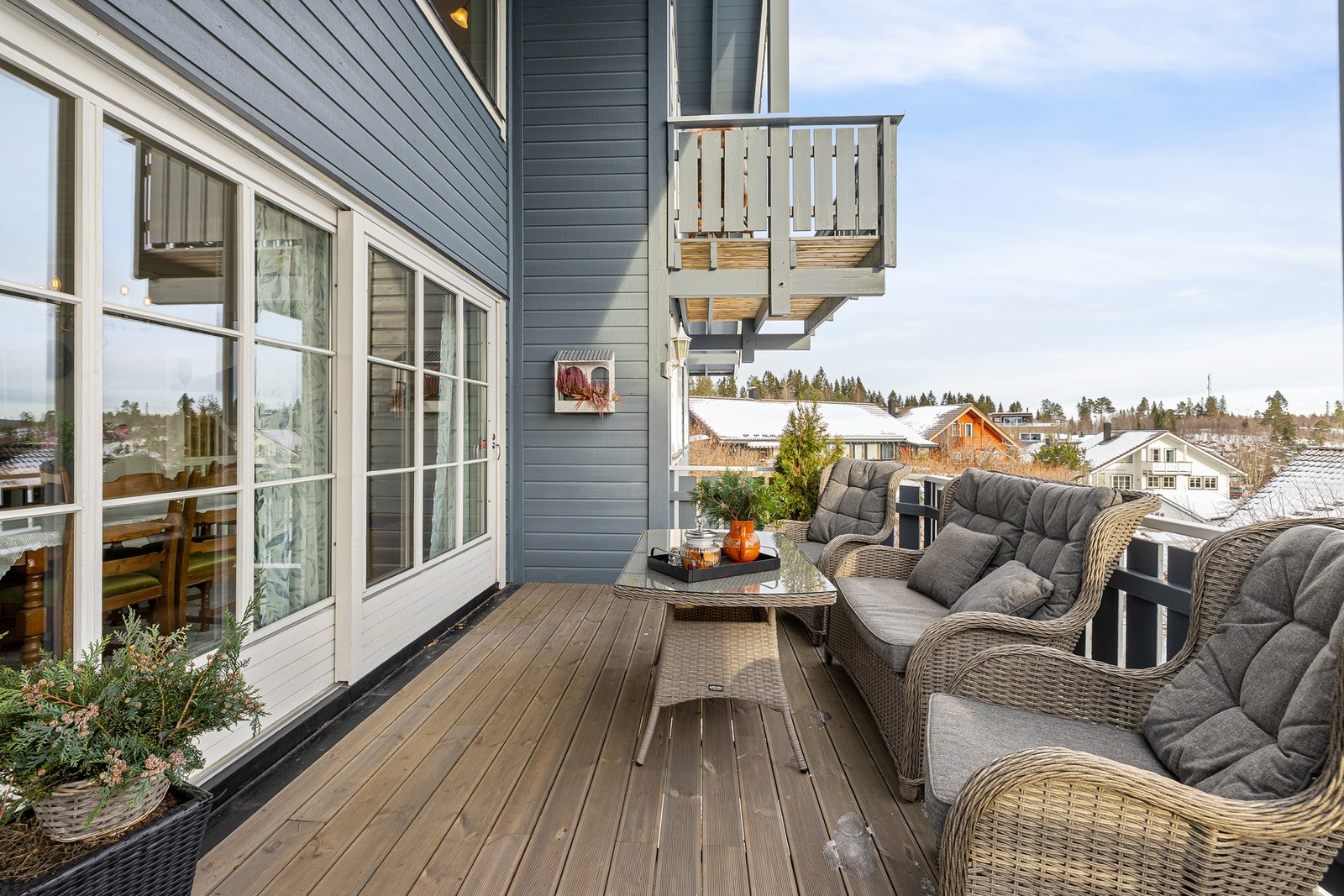 Fra stuen har du stor skyvedør ut til verandaen. Galleribilde