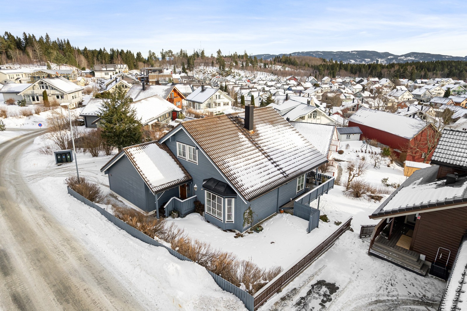 EiendomsMegler 1 v/Frank Robert Bae har gleden av å presentere en innholdsrik enebolig med etterspurt beliggenhet på toppen av Lundåsen! Galleribilde