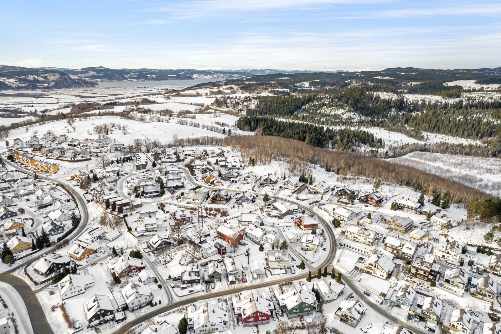 Dronefoto over hele området. Lundåsen 36 midt i bildet. Turmuligheter et steinkast fra boligen. Galleribilde