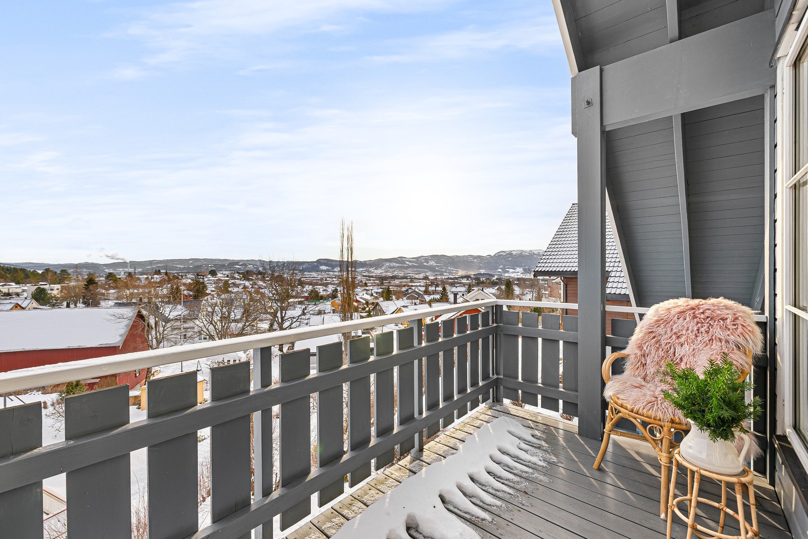 Balkongen er på ca. 5 kvm. Ikke den dummeste plassen å nyte morgenkaffen! Galleribilde
