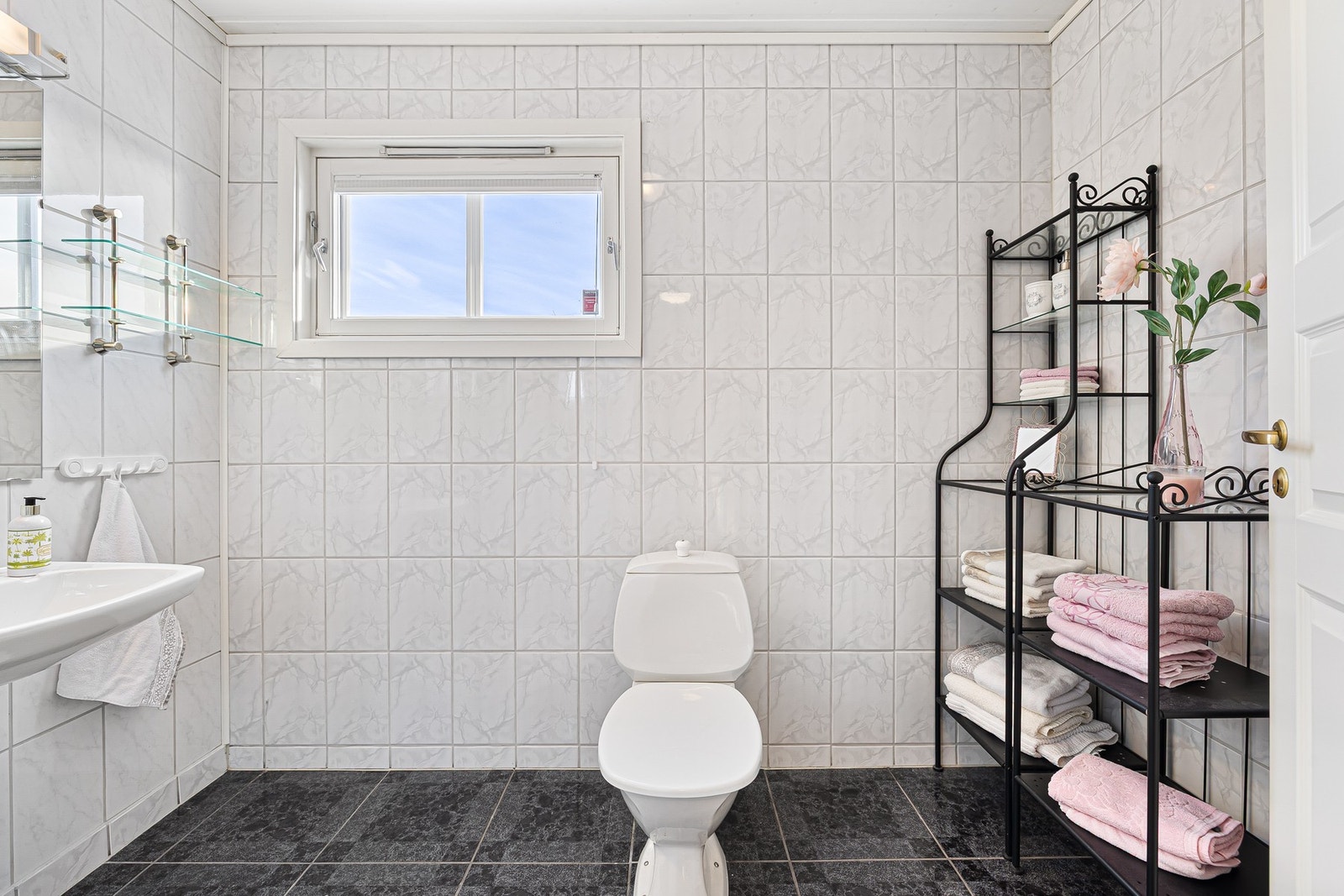 Her har du god plass til større badromsinredning og f.eks et frittstående skap for ekstra lagring. Galleribilde