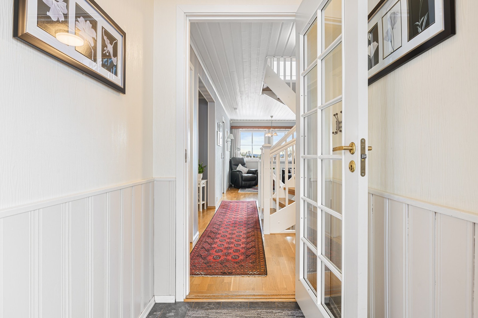 Entré med glassdør og praktisk adkomst videre til boligens hovedplan. Galleribilde