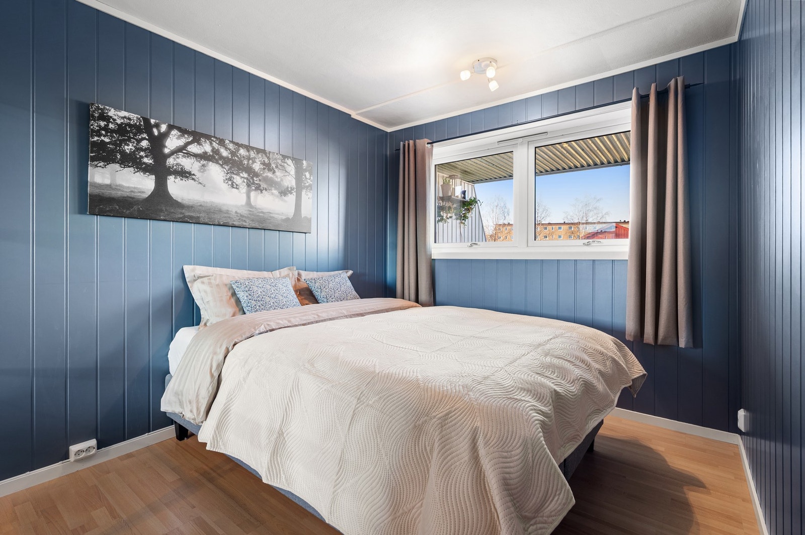 Soverommet er på 9,5 kmv og har god plass til både en stor dobbeltseng.. Galleribilde