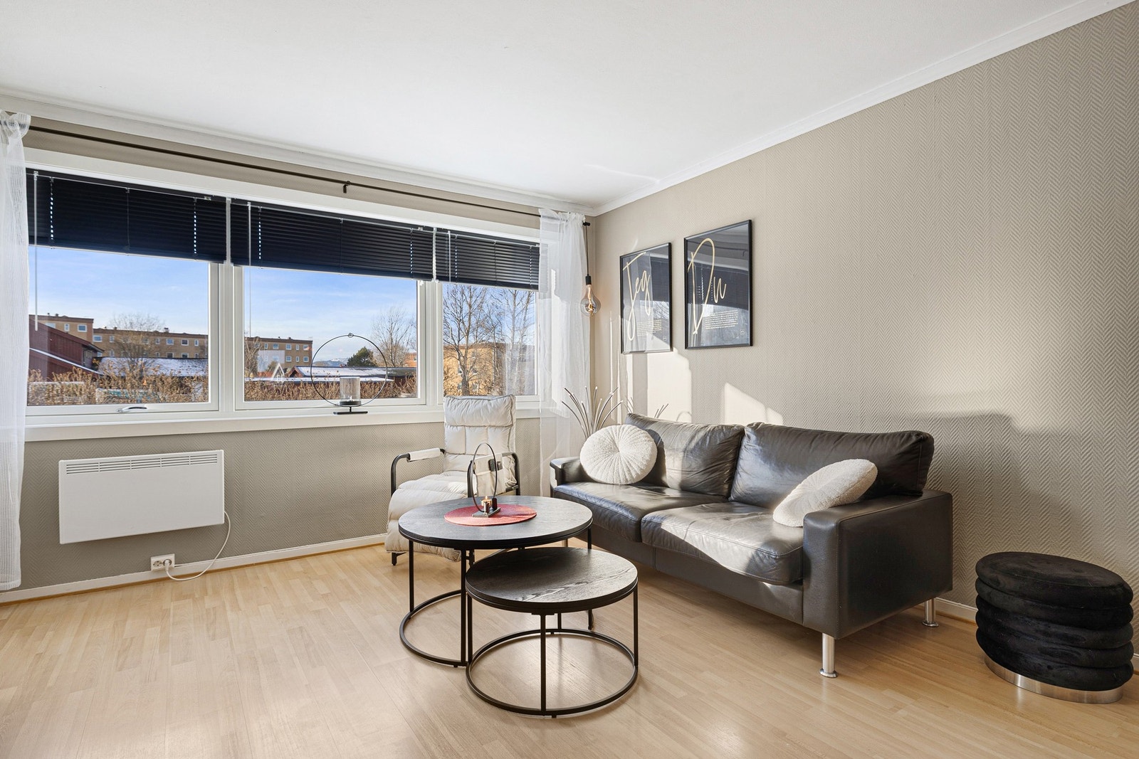 Store vindusflater, kombinert med overflater malt i tidsriktige farger, gir denne leiligheten en lett og luftig atmosfære. Galleribilde