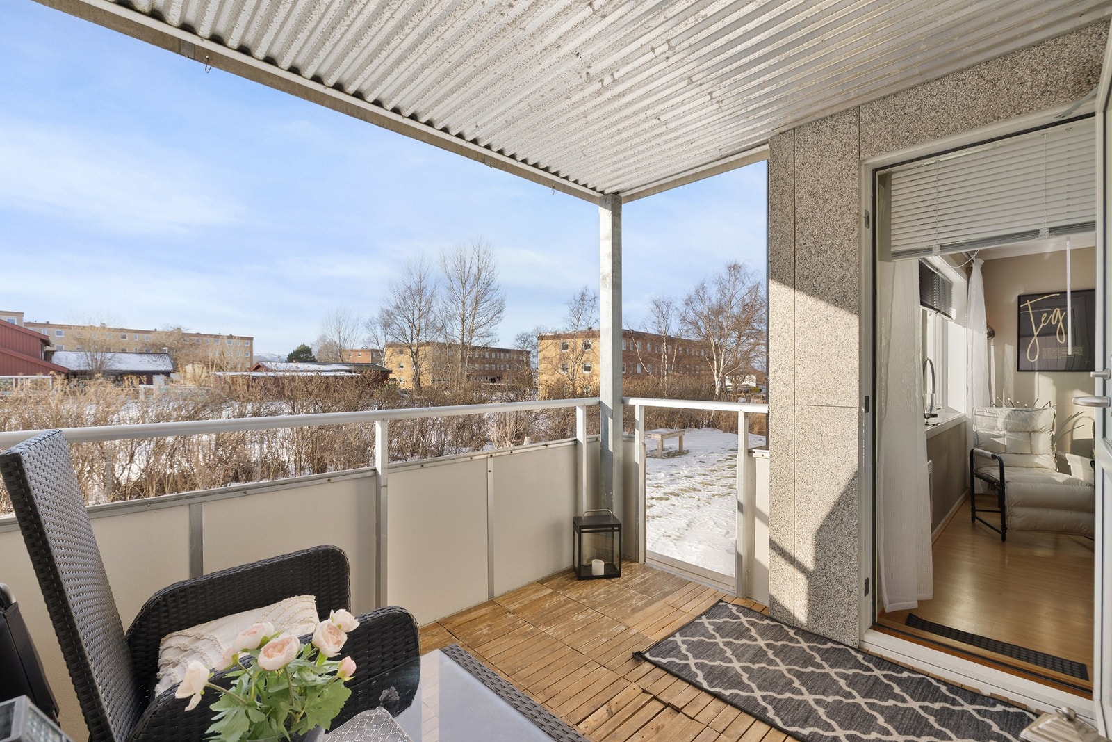 Mange vil sette pris på å ha direkte nedgang til den grønne plenen - og denne er det knapt ingen som bruker, så her er det bare å slå seg løs! Galleribilde