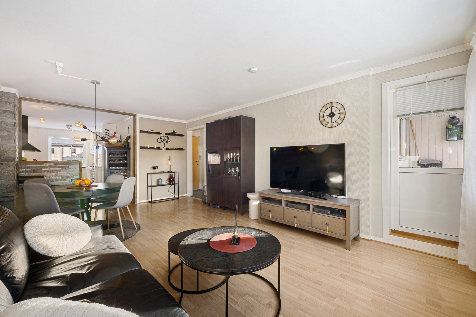 Fra stuen er det utgang til den vestvendte balkongen. Galleribilde