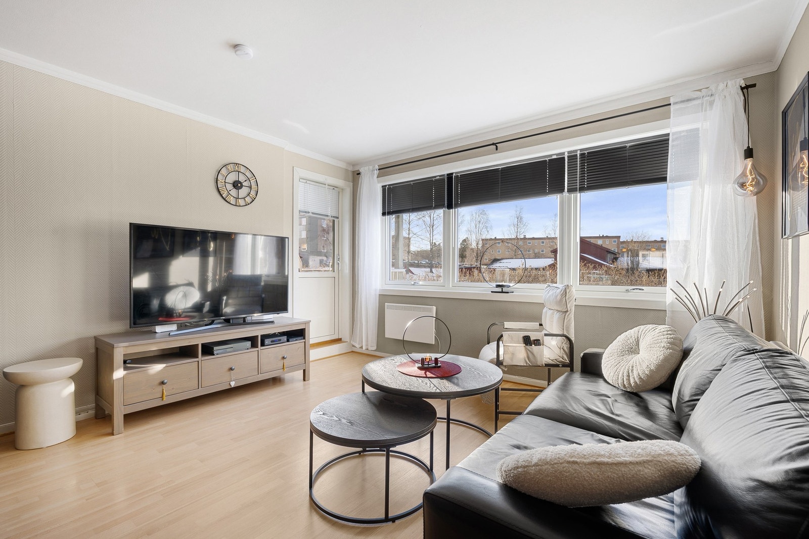 Her får du en flott leilighet som har vært gjenstand for en rekke oppgraderinger i nyere tid. Plass til både sofagruppe og spisebord. Galleribilde