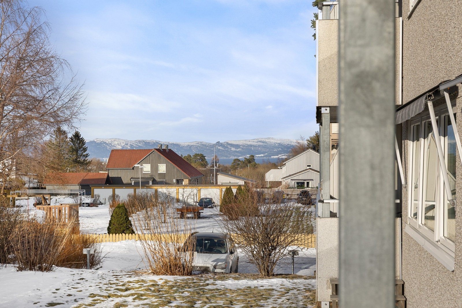 Flott utsikt mot sjøen med fosenalpene som strekker seg i horisonten! Galleribilde