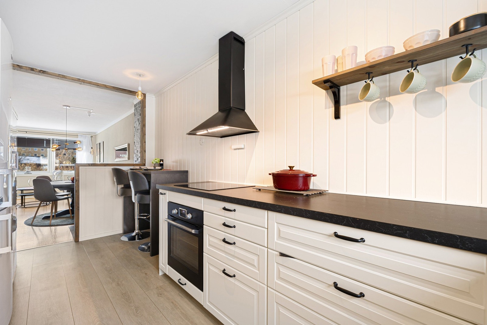 Kjøkkenet er på ca. 10,5 kvm. Hvitevarer på kjøkken følger handelen. Galleribilde