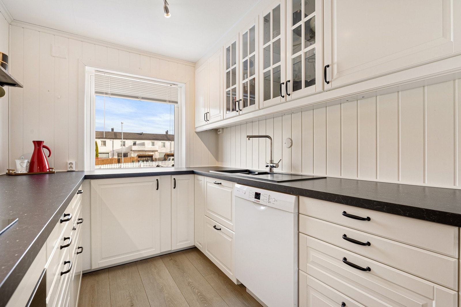 Takhøy innredning med glassfronter og innvendig belysning. Galleribilde