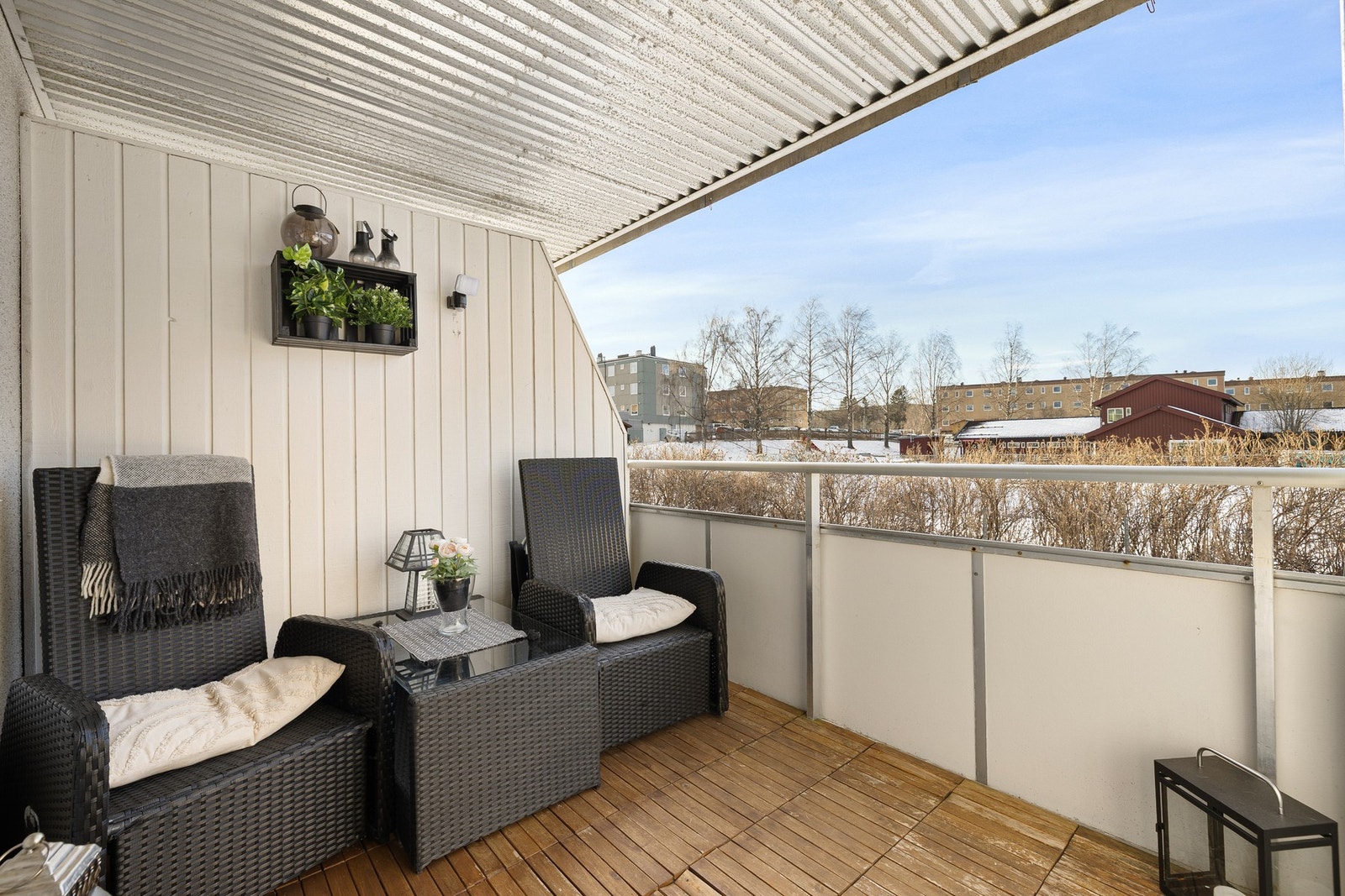 Her sitter du svært usjenert til, med mye luft mellom omkringliggende bygg. Galleribilde