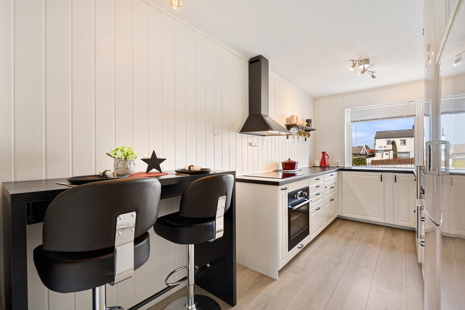 Lekkert kjøkken fra 2019 med mye skap- og benkeplass. Galleribilde