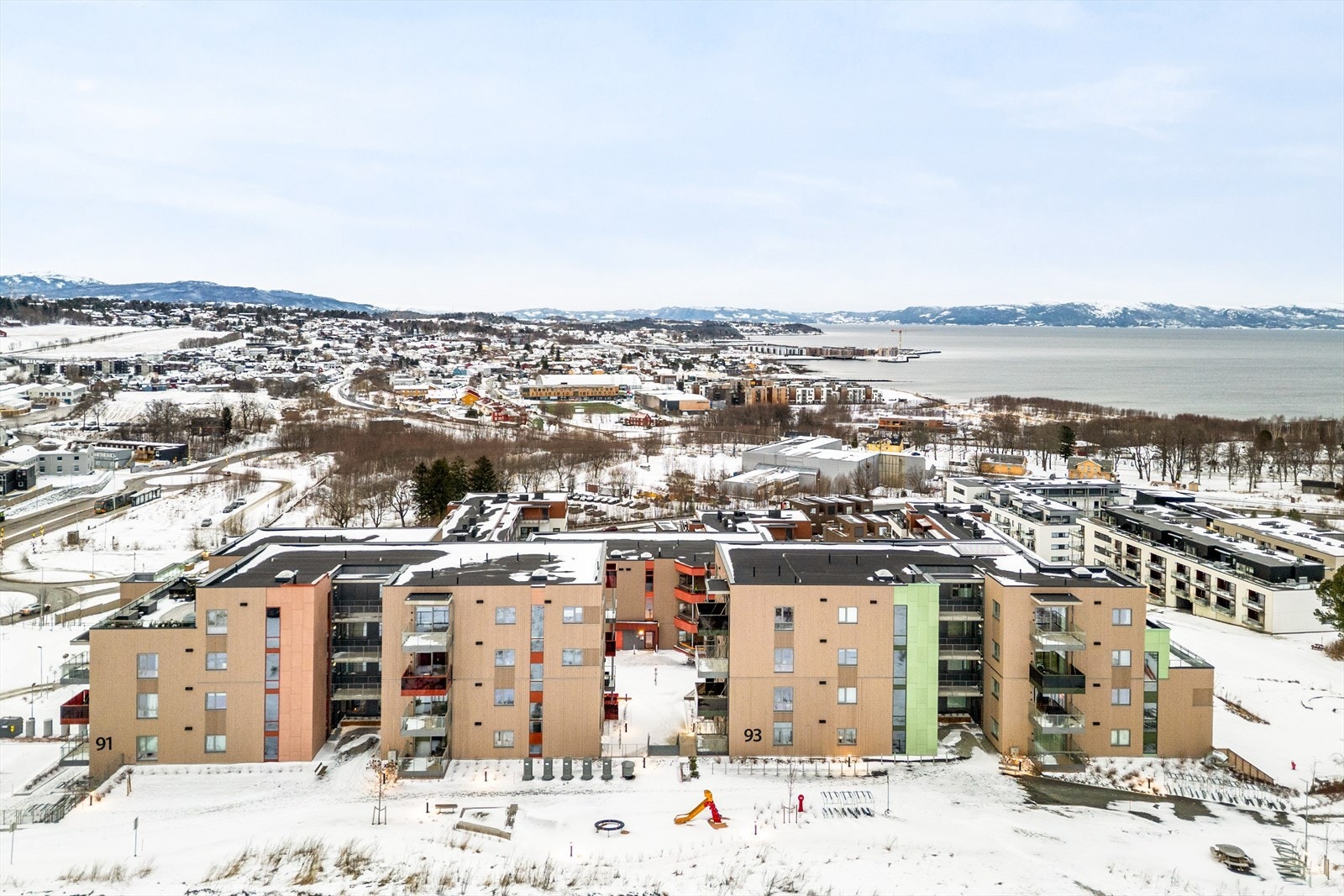 Sameiet har en gunstig plassering hvor man har kort gangavstand til dagligvare og bussholdeplass. Fra ytterdøren er det bare 20 minutter inn til Trondheim sentrum. Galleribilde