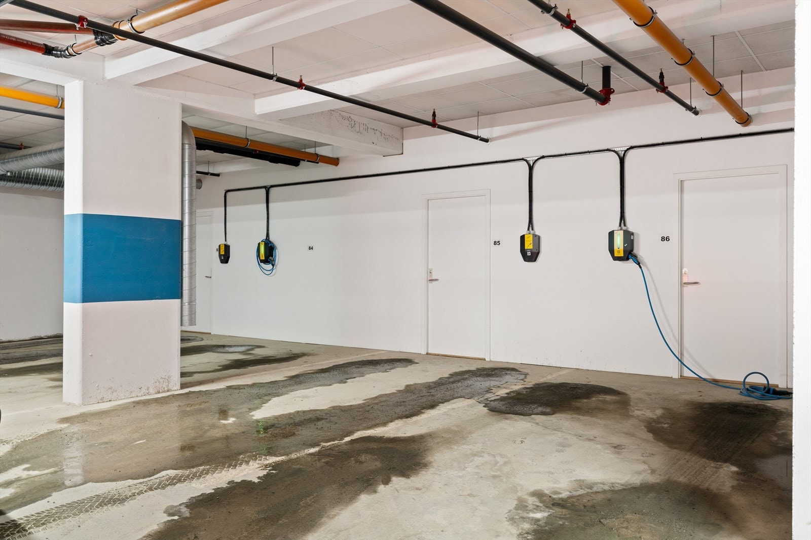 I kjelleren har man egen parkeringsplass med en bod på 5 kvm like bak parkeringsplassen. Galleribilde