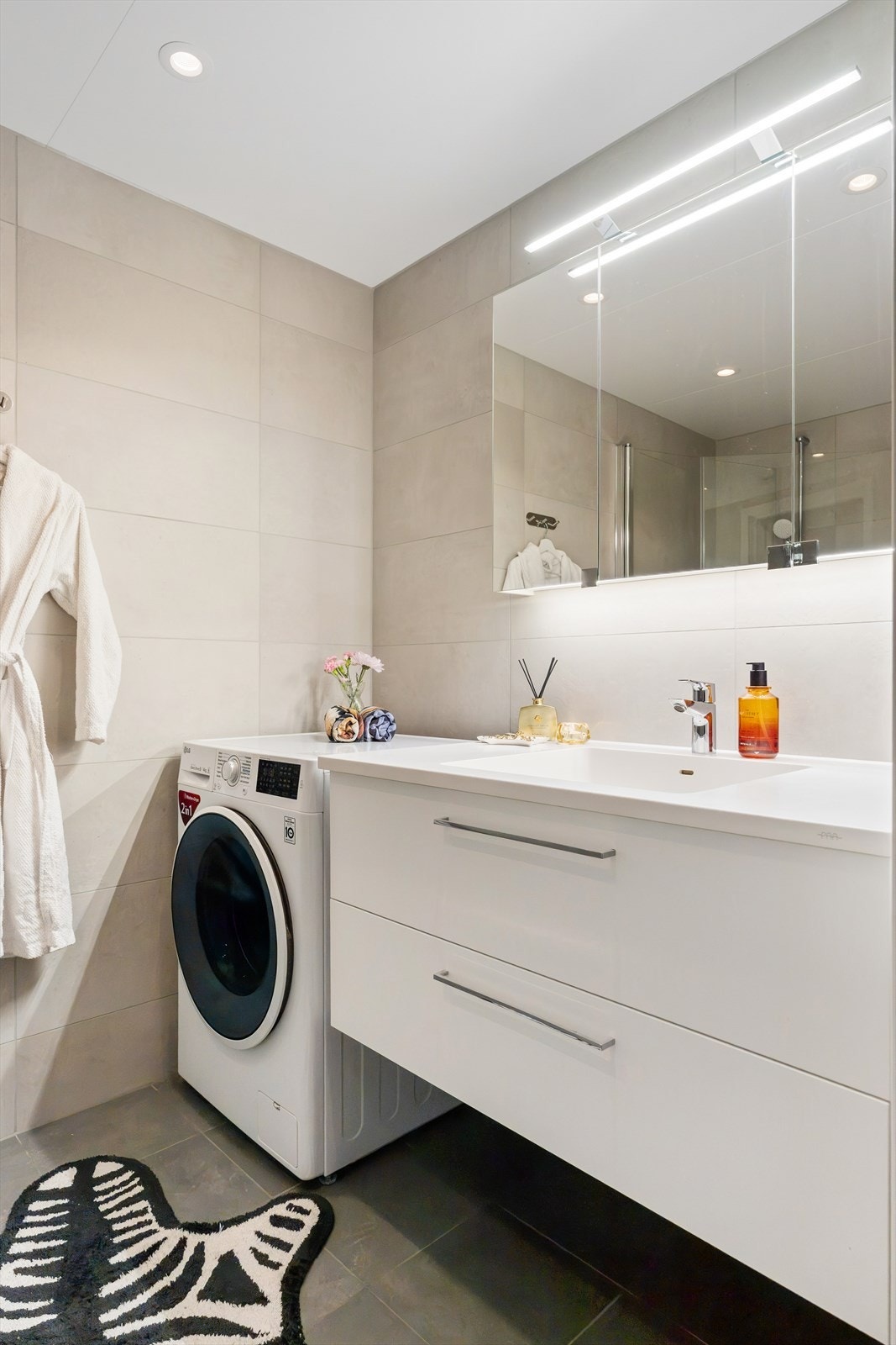 Lyse fargevalg og downlights gir en god romfølelse. Galleribilde