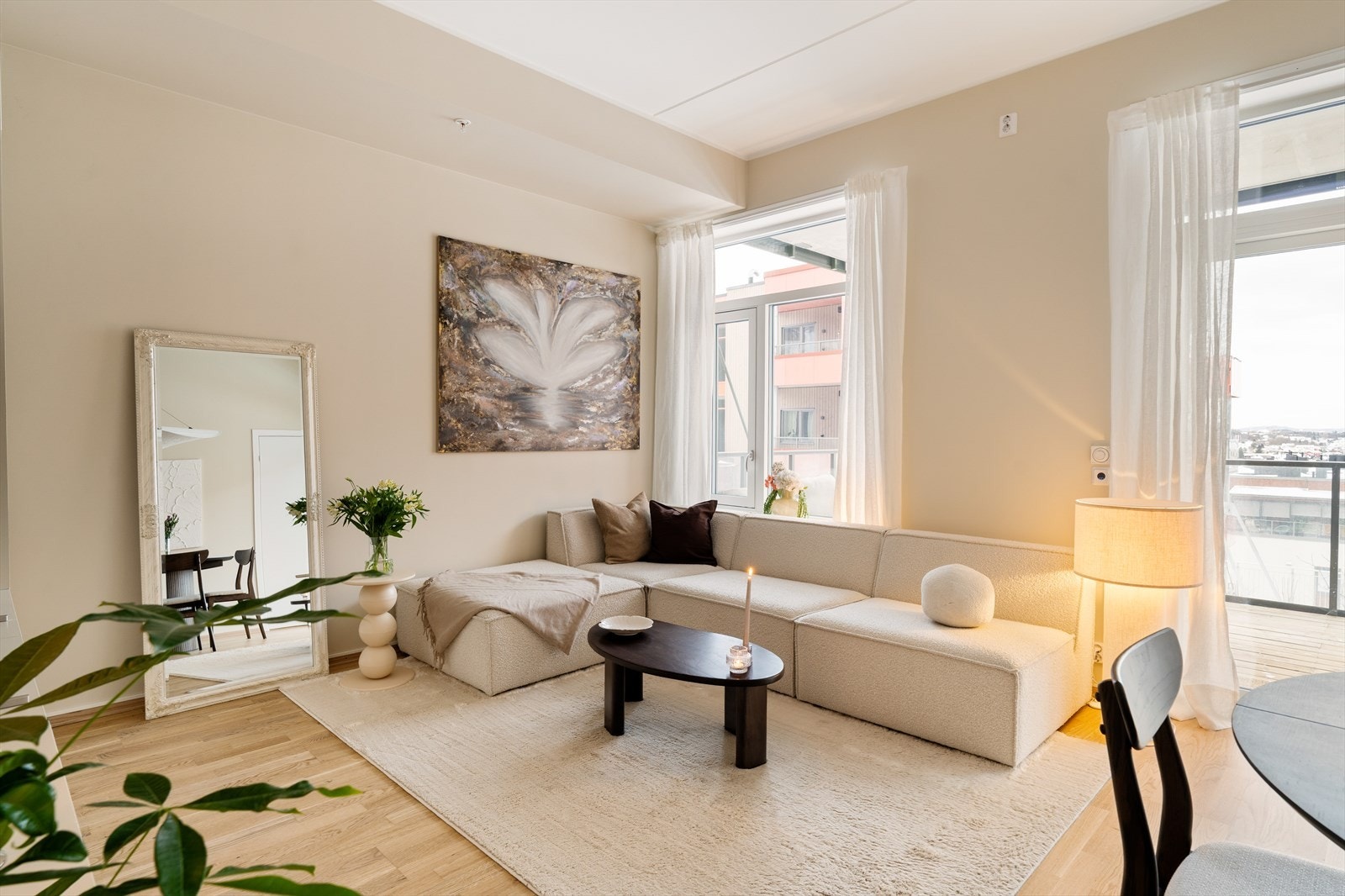 Med sine generøse takhøyde, moderne fargevalg og gunstige plassering har man her muligheten til å få en fantastisk leilighet. Galleribilde