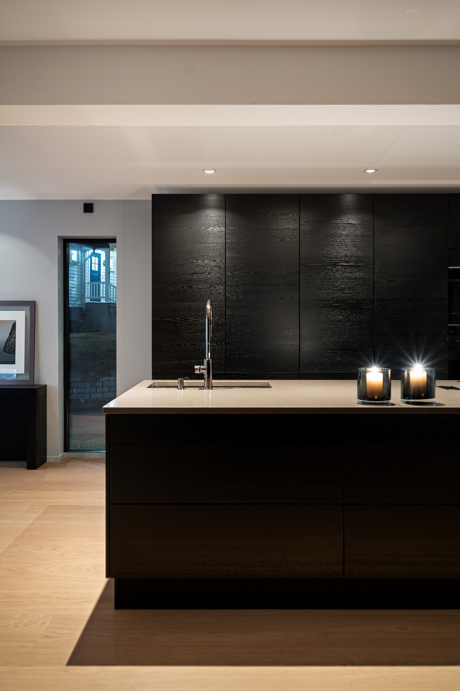 Integrerte hvitevarer som stekeovn, kaffemaskin, induksjonskoketopp, kjøleskap + kjøl og fryseskap og oppvaskmaskin. Galleribilde