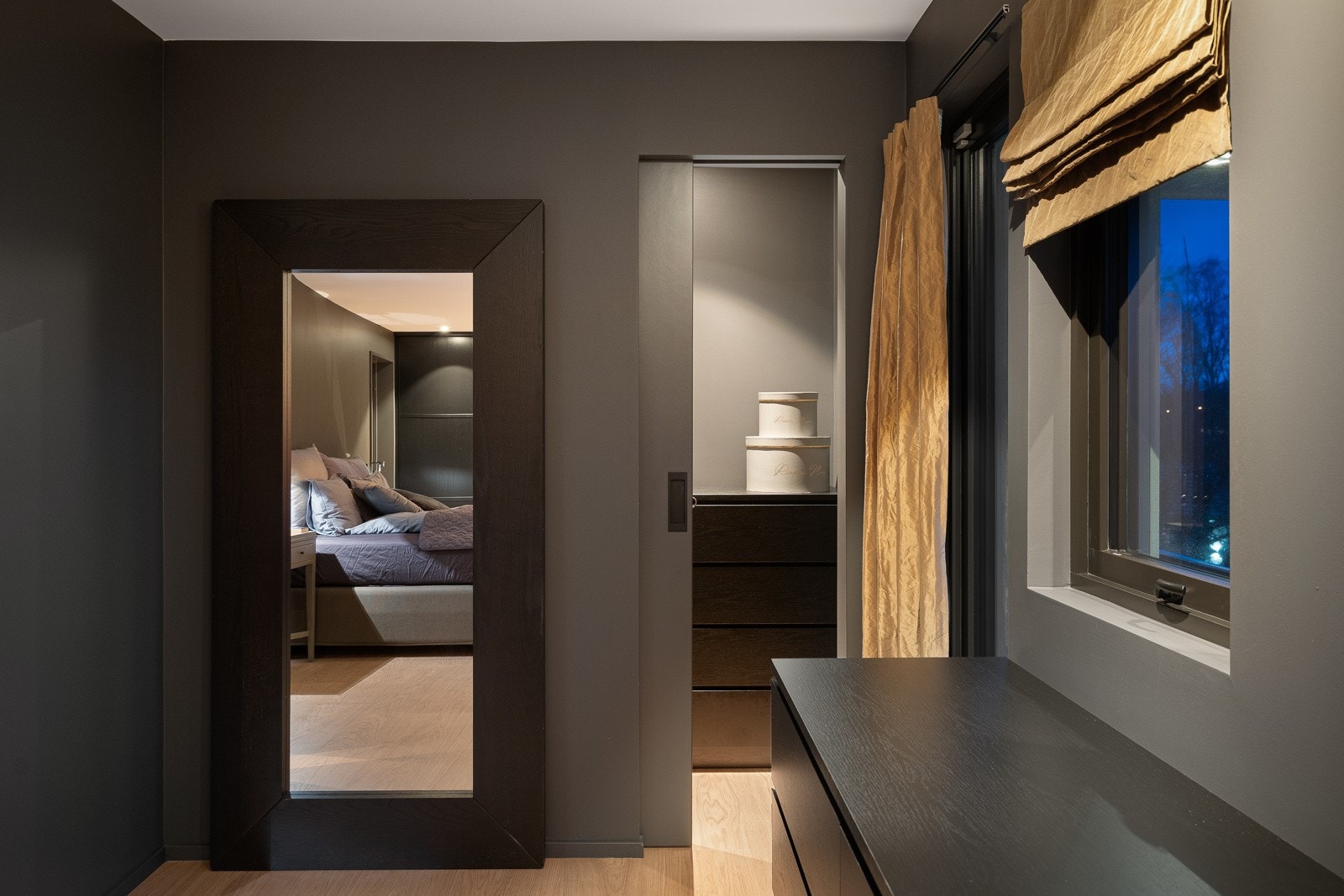 Her ser en døren til det ene garderoberommet Galleribilde