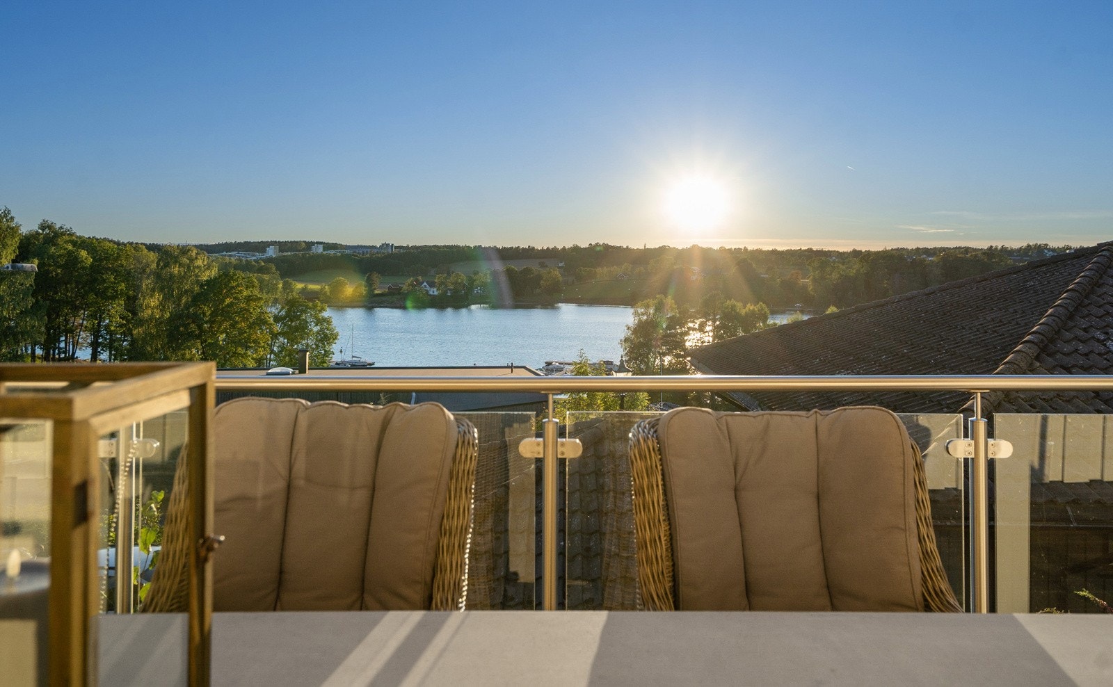 Utvendig har eiendommen flere flotte uteområder og soner som vil appellere. Galleribilde