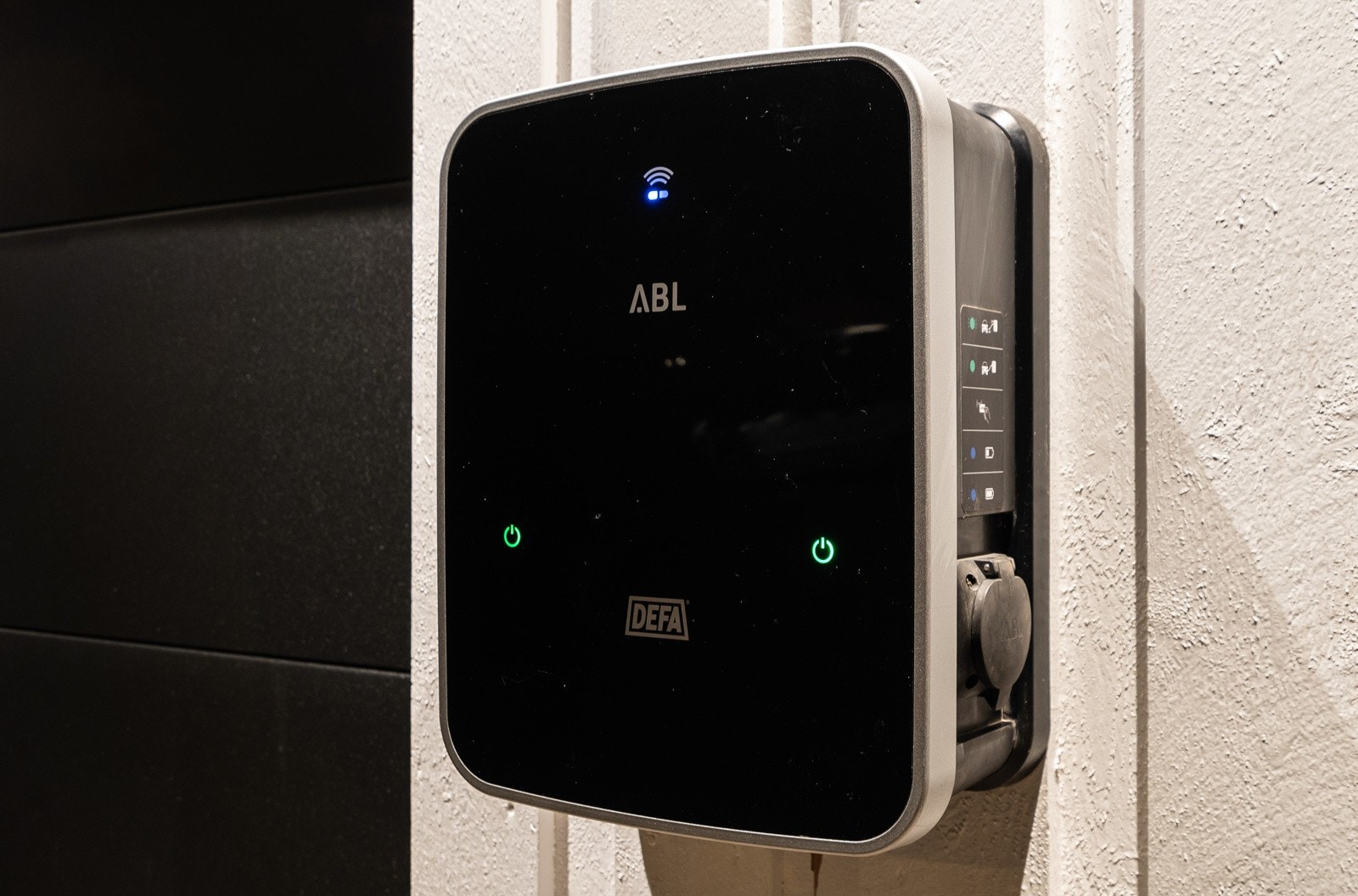 El-billader montert ved garasjen. Galleribilde