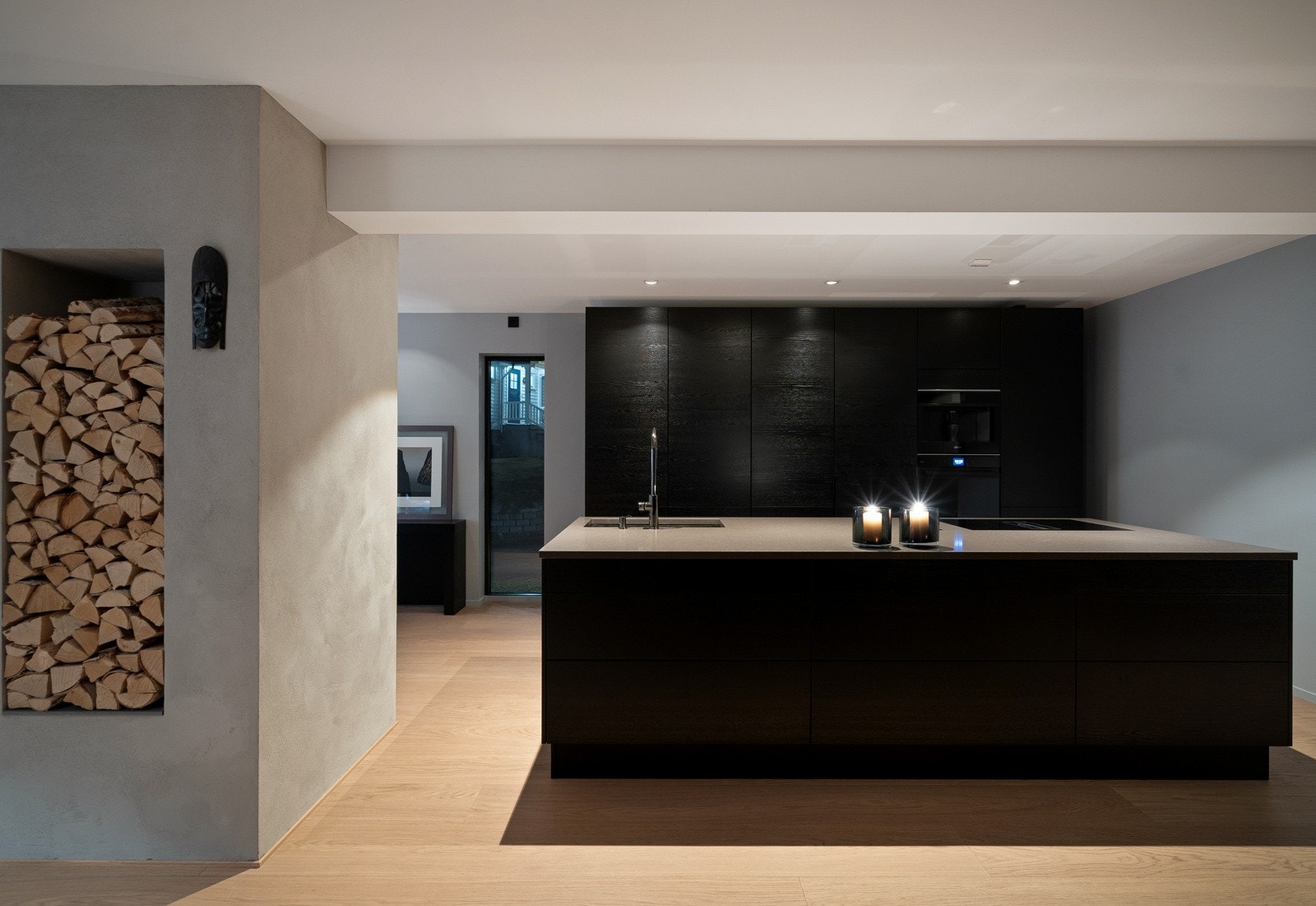 Nytt kjøkken i 2022 - godt med oppbevaring i høyskap som strekker seg helt til himlingen. Galleribilde