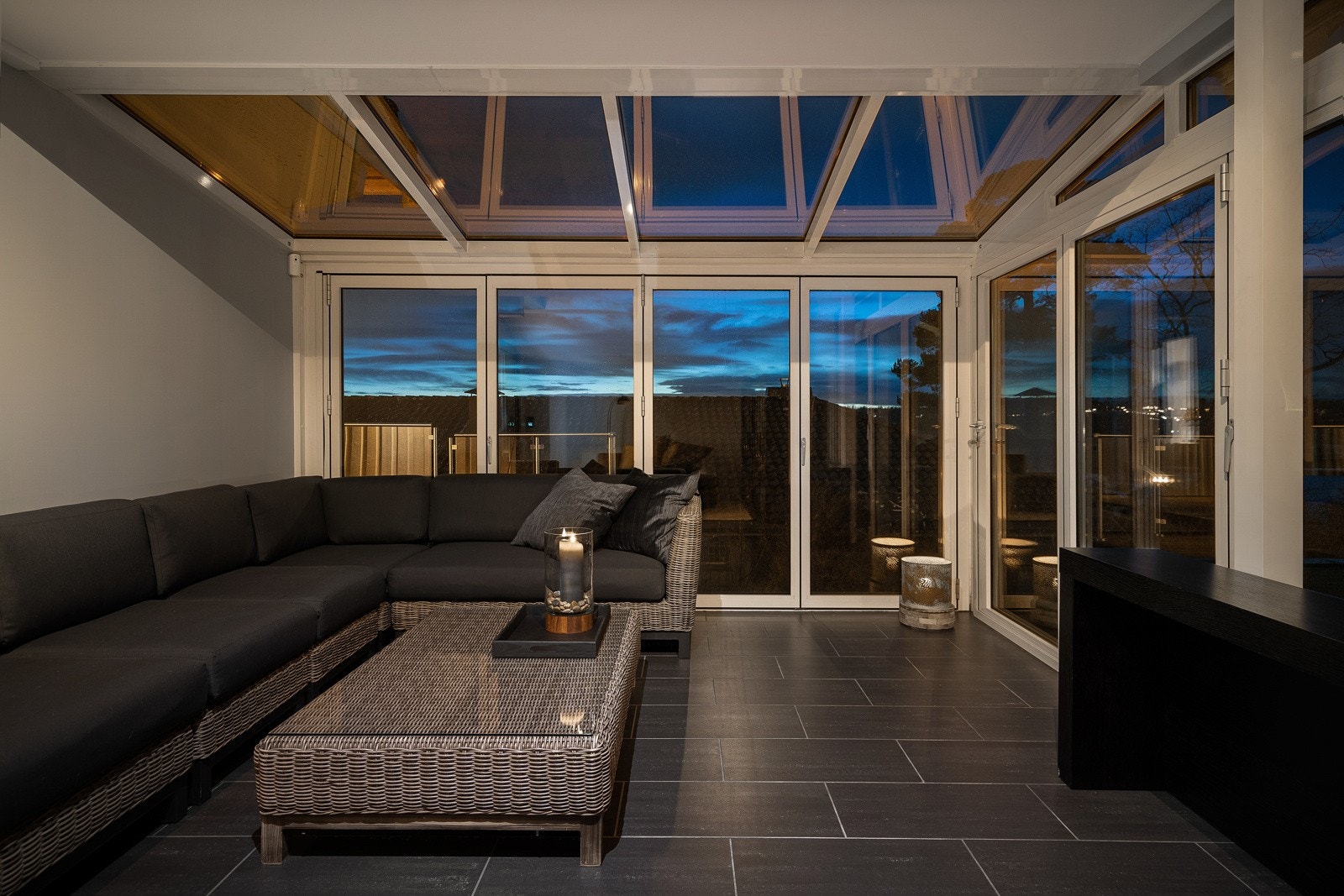 Vinterhage med åpningsglasser, utenfor er det utekjøkkken med peis Galleribilde