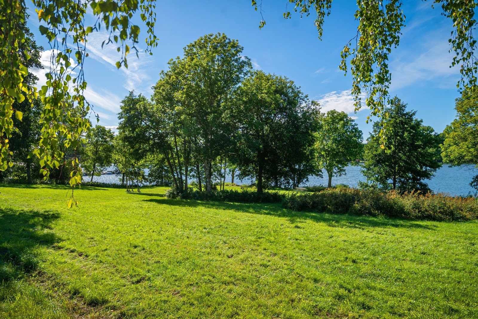 Attraktiv beliggenhet i Vestskogen, med umiddelbar nærhet til sjø, båtplass, badeplass, skole/barnehage og flotte turområder, golfbane og mye mer. Galleribilde