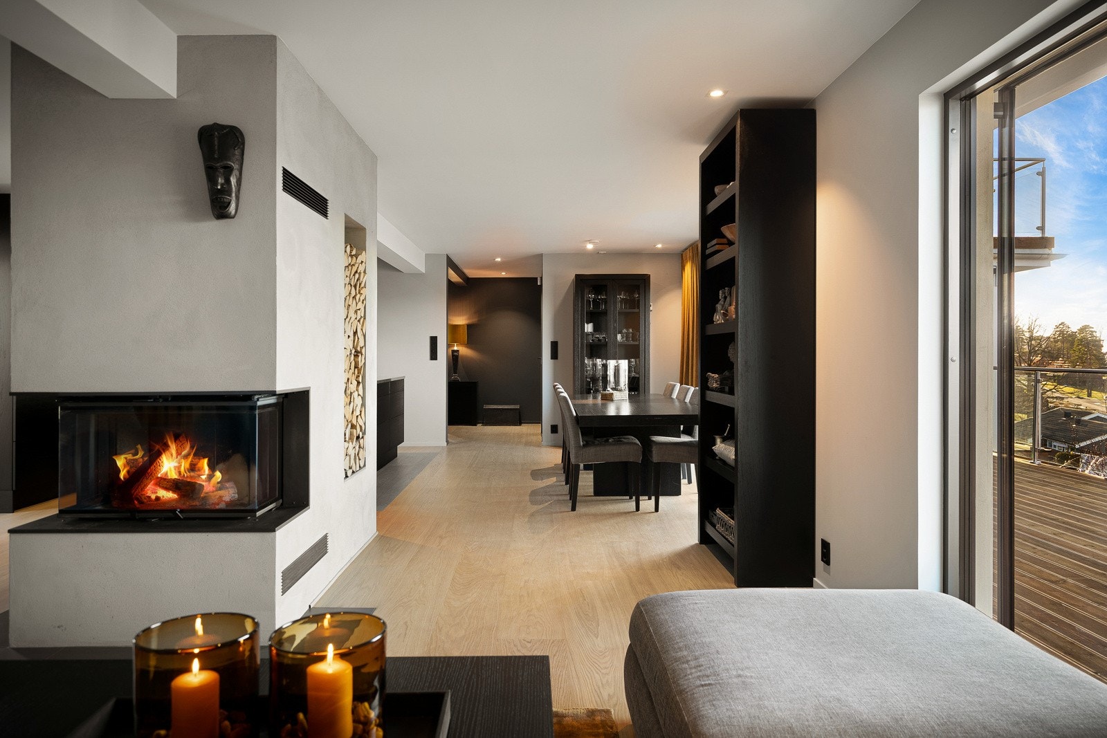 Kjøkkenet og stuen er slått sammen i en åpen løsning. Dette allrommet har en flott atmosfære med sine naturlige soner for spisebord, sofa og lounge-avdeling. Galleribilde