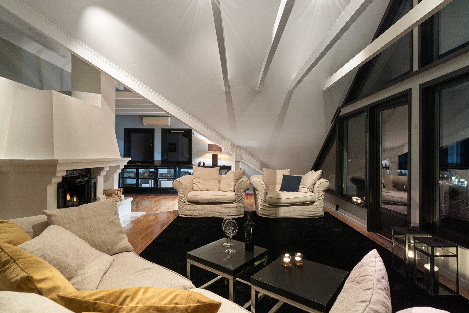 Nydelig loftstue med peis, 2 soverom og bad i denne etasjen. Galleribilde