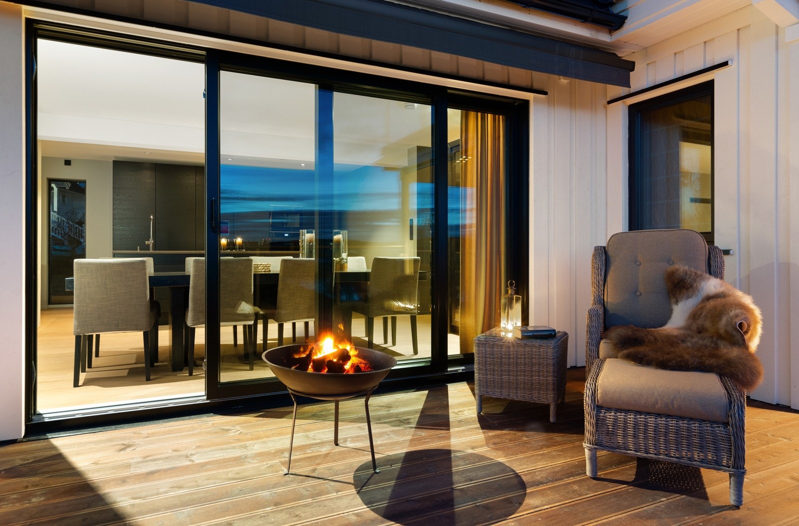 Fra stuen er det utgang til stort terrasseområde som strekker seg nesten hele husets lengde mot vest og innbyr til å være en flott sosial arena for å nyte solen og livet! Galleribilde