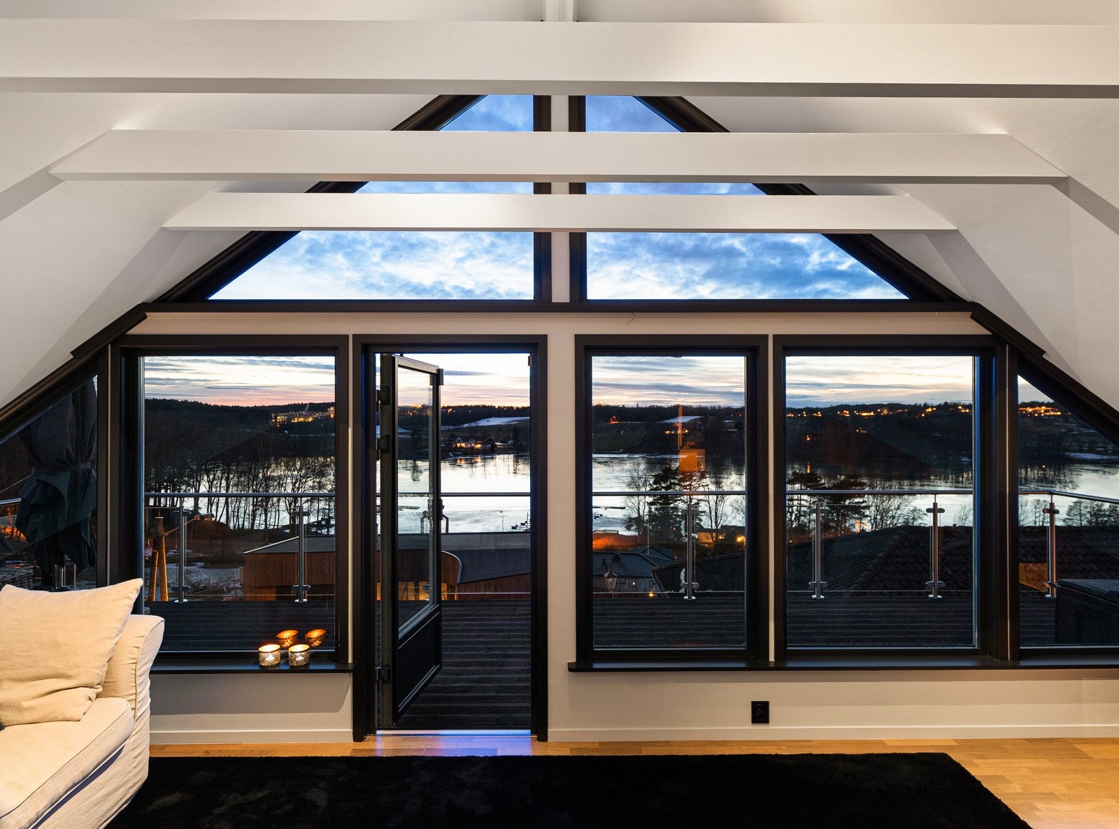 Utsik fra loftstue med romslig veranda utenfor. - Fantastisk utsikt!! Galleribilde