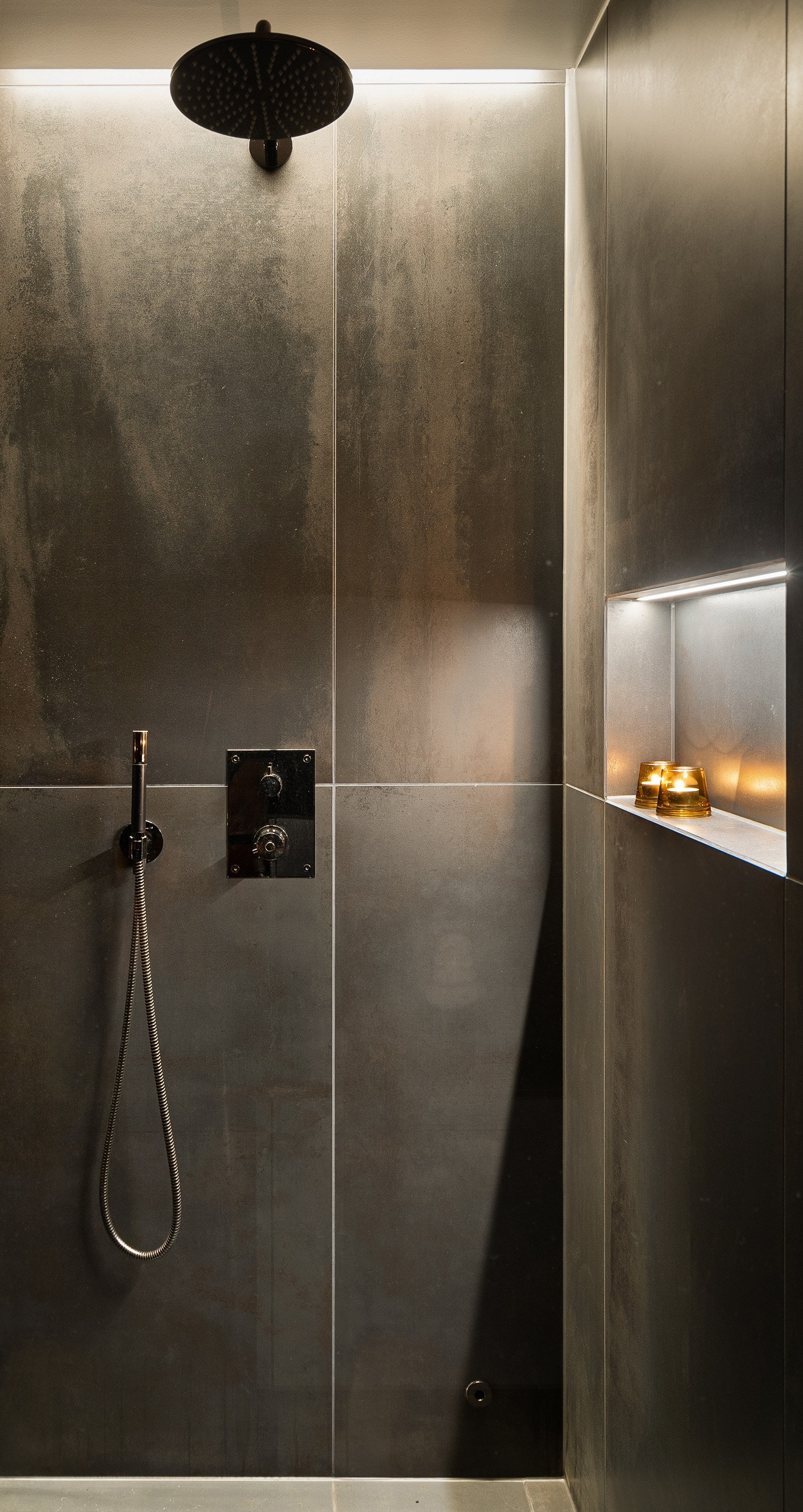 Storformat fliser og lekkert armatur i Black chrome fra tapwell Galleribilde