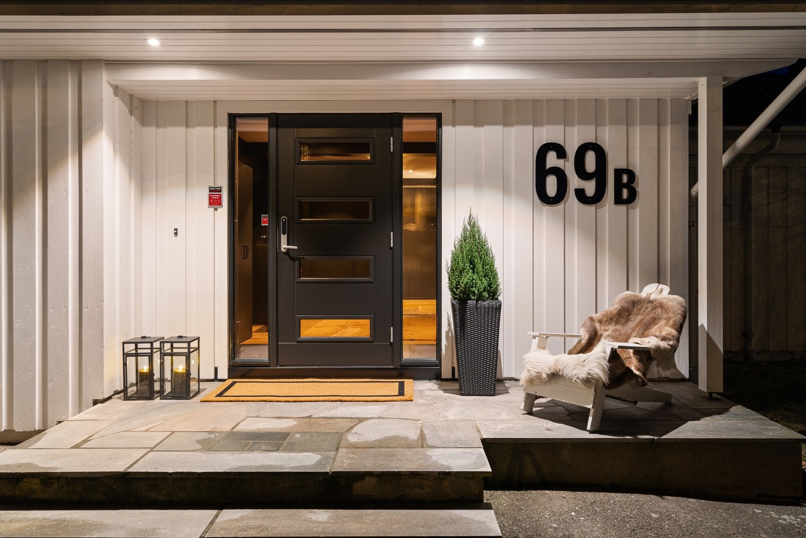 Innbydende inngangsparti med ny dør. Galleribilde