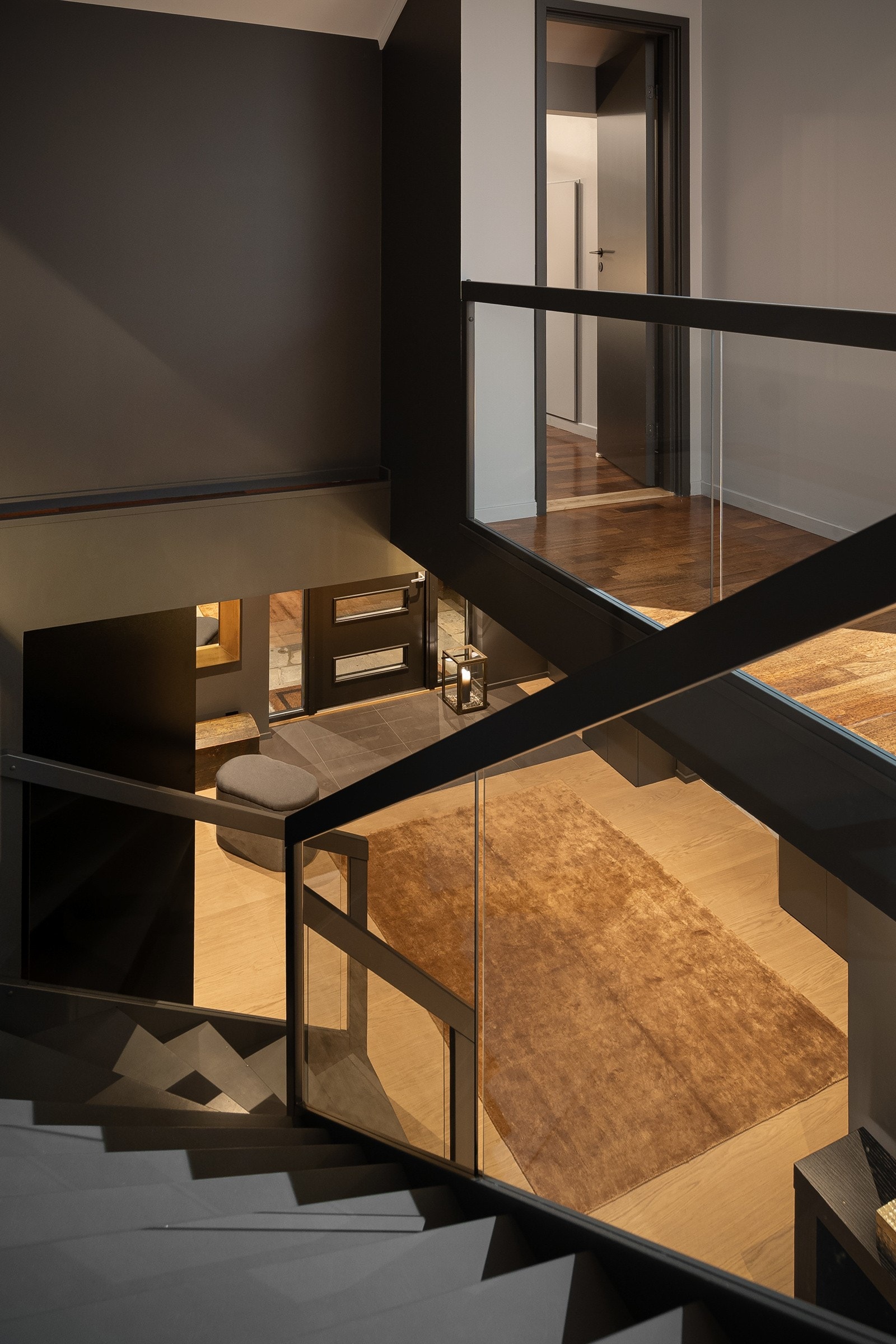 Laget utskjæring i taket i hallen for og forbinde 1 og 2. etasje samt satt inn ny og moderne trapp. Galleribilde