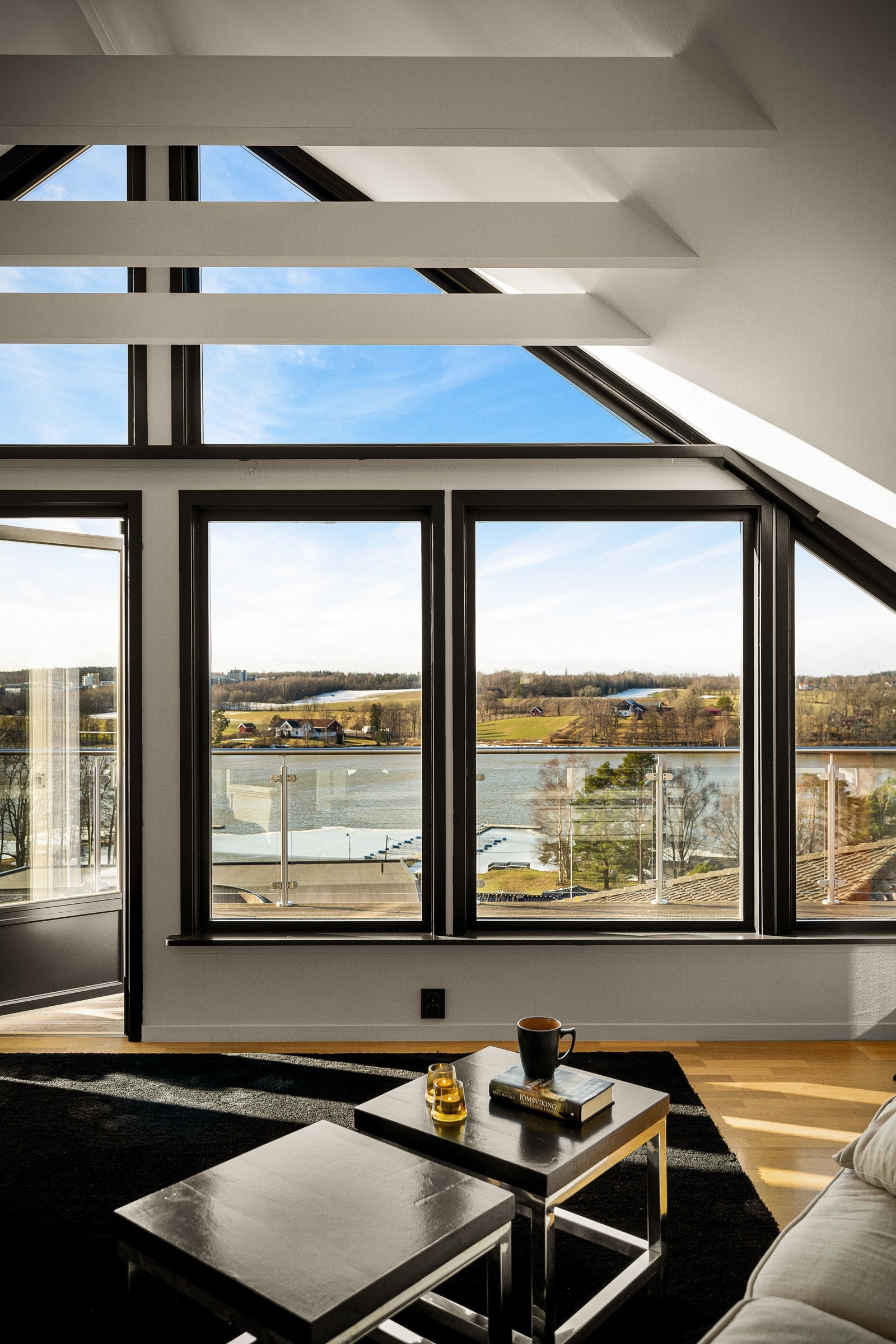 Loftstue i sollys Galleribilde