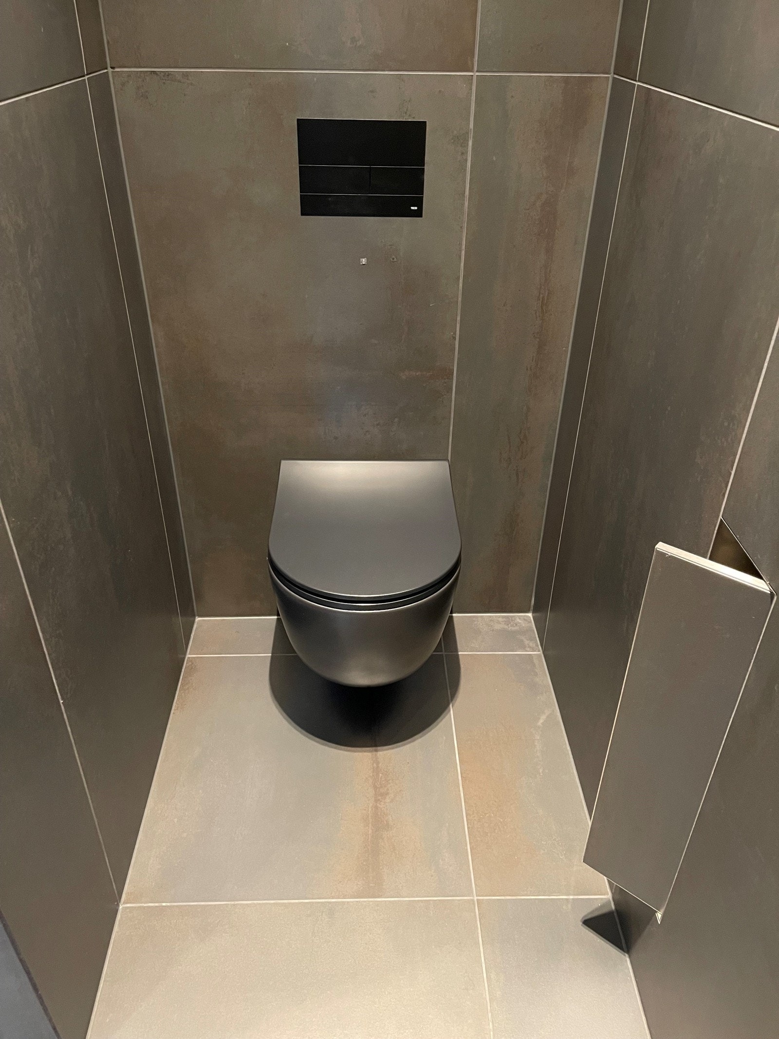 Innebygget rom for toalettbørste og toalett i sort utførelse Galleribilde