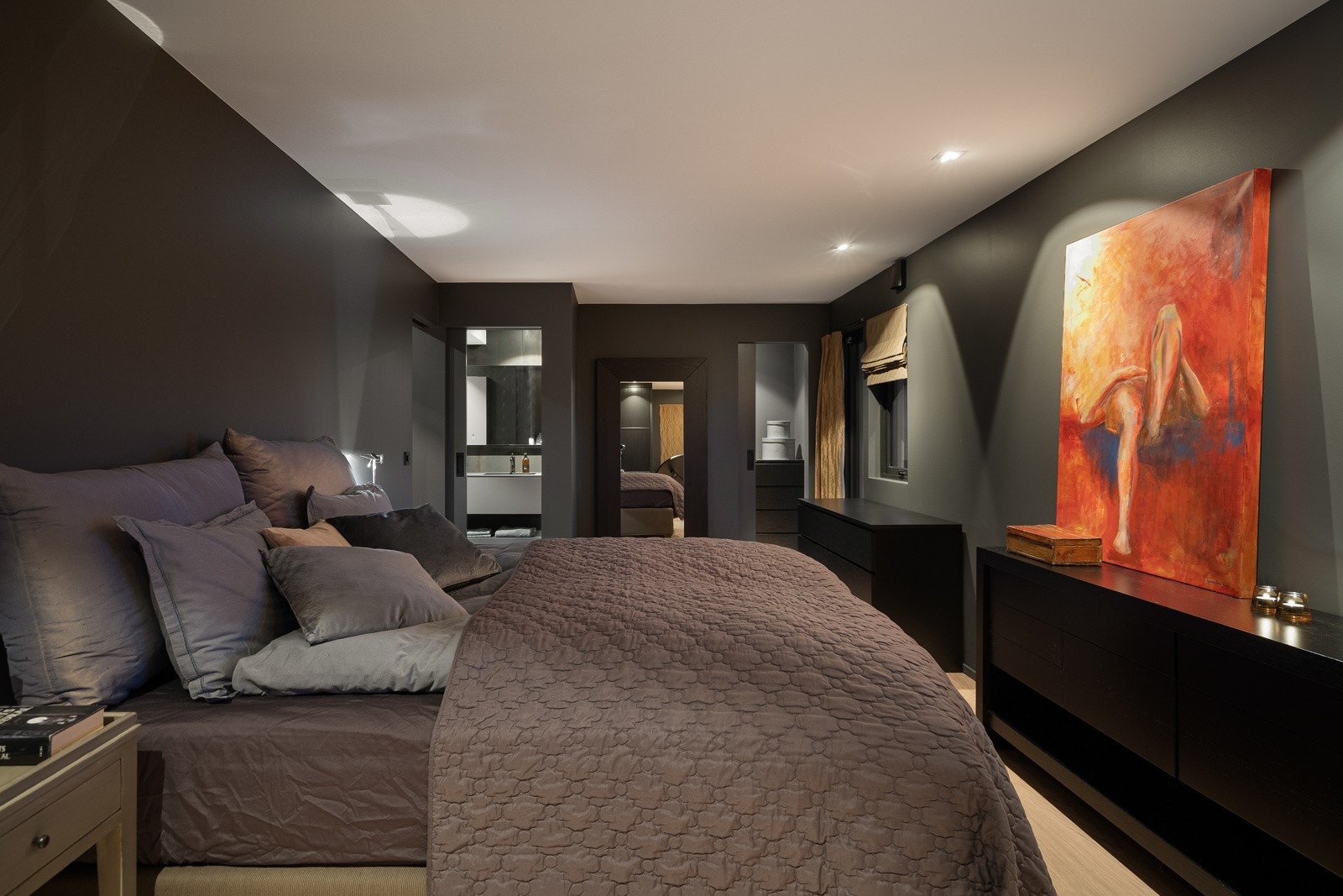 Hovedsoverom. Det er hele veien gjennomtenkte løsninger og spennende detaljer. Fra hovedsoverommet er det adgang til to garderoberom samt direkte adkomst til bad. Fra soverommet er det også direkte akdkomst til uteområde mot vest Galleribilde