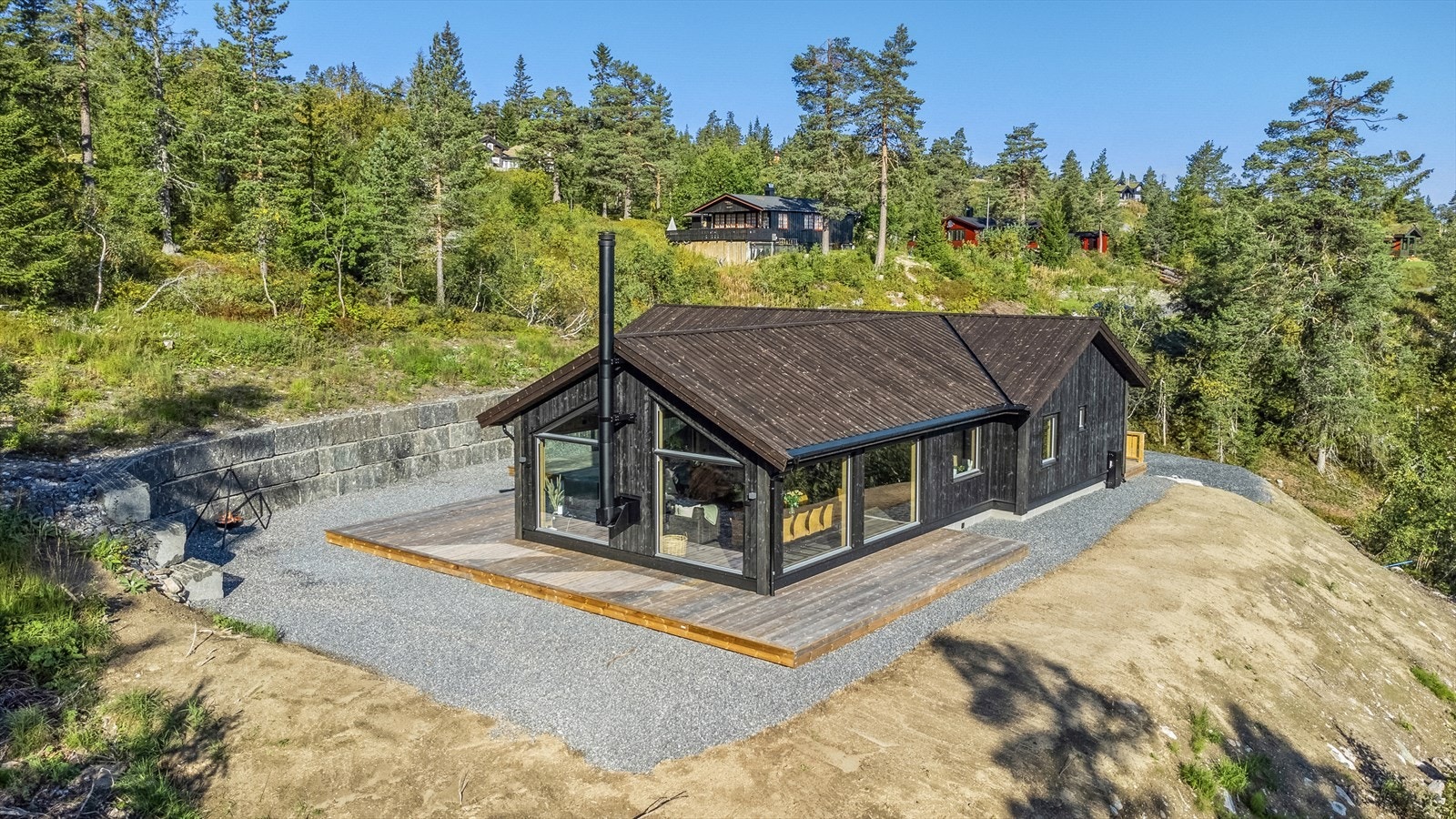 Hytta ligger for seg selv og har fine uteplasser Galleribilde