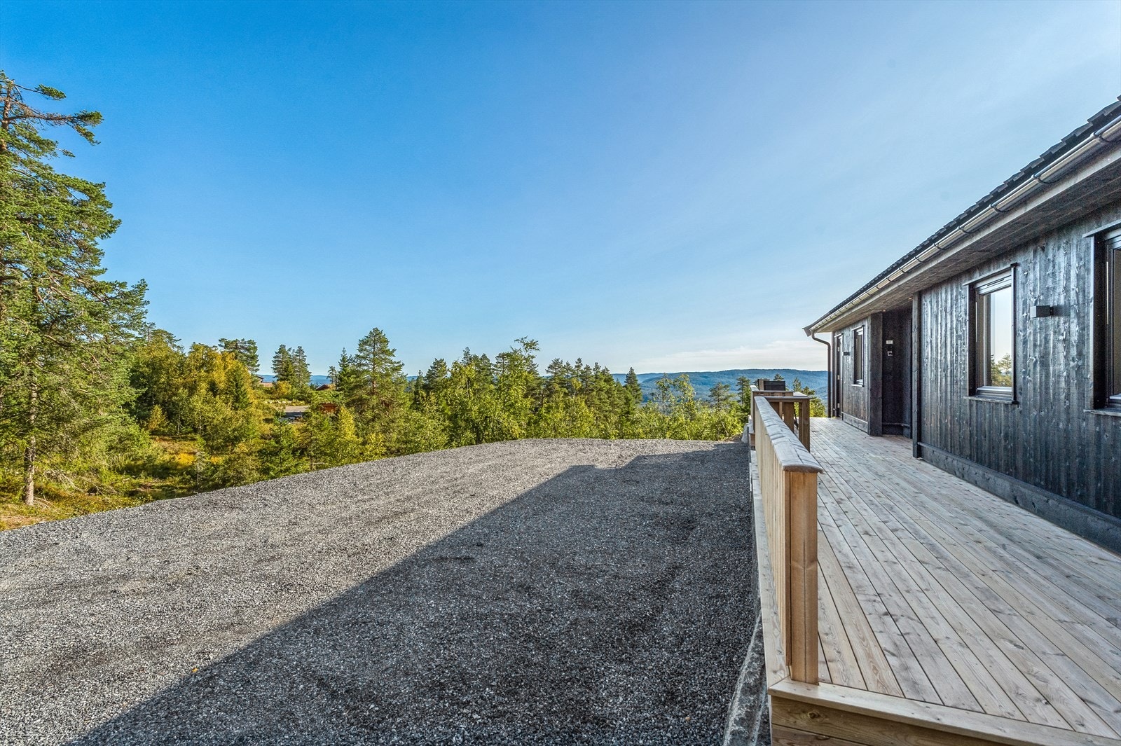 Praktisk terrasse utenfor inngangspartiet og frem til uteboden. Galleribilde