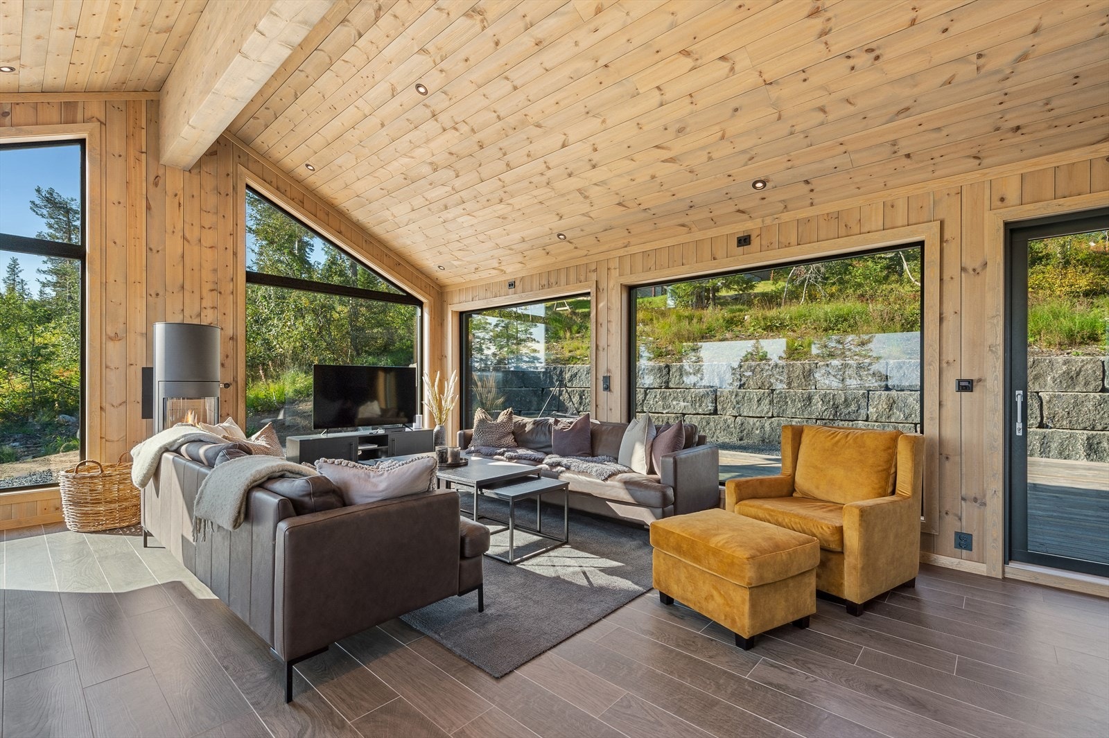 Stue med stor peisovn og utgang til romslig terrasse Galleribilde