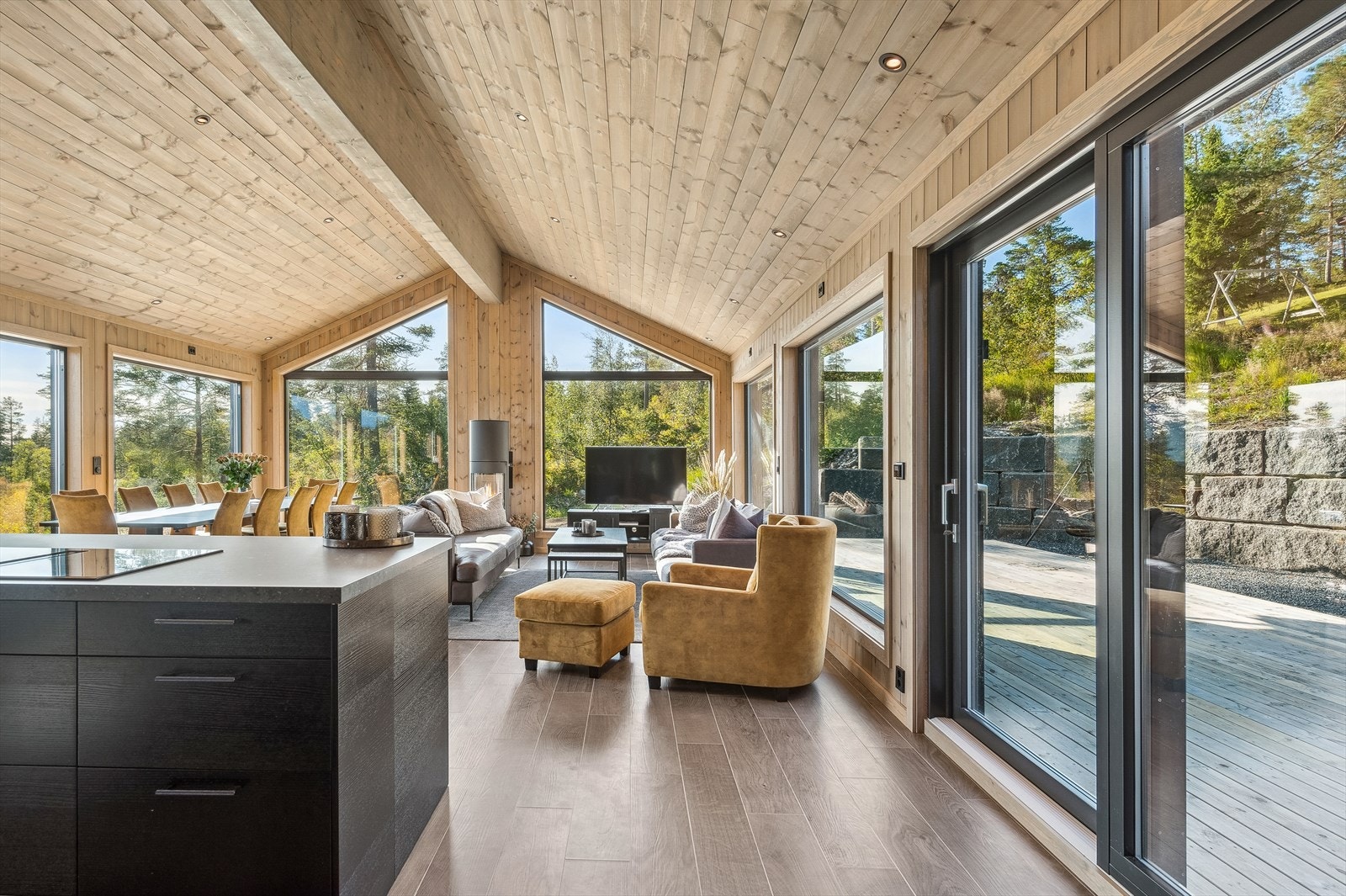 Lys og romslig stue og kjøkken med utgang til stor terrasse Galleribilde