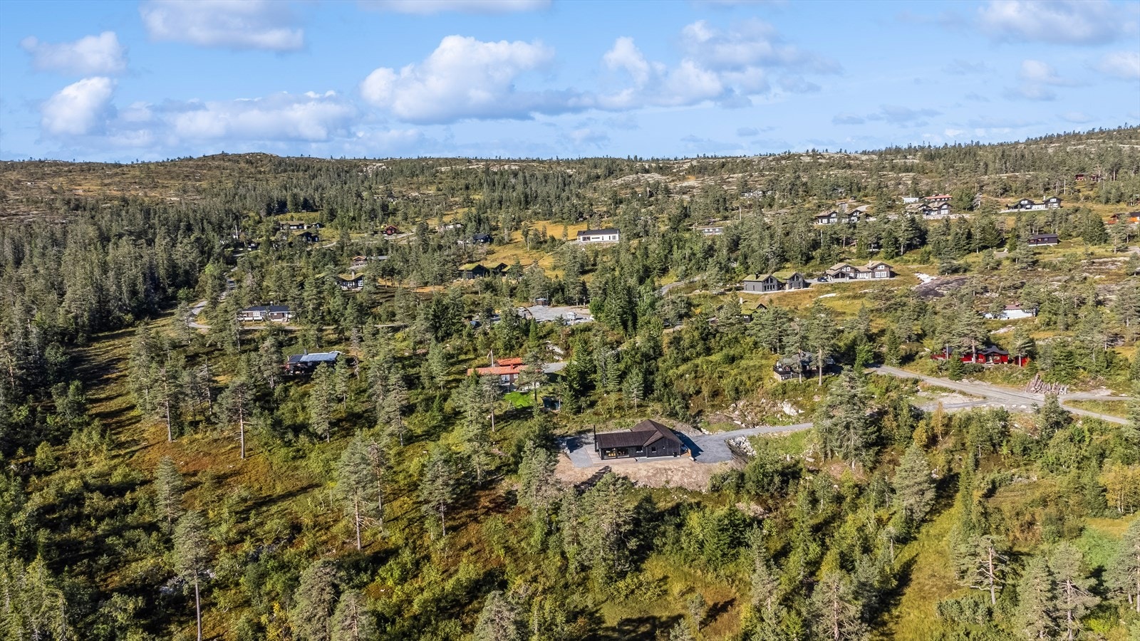 Hytta ligger rett inntil skiløype og flott turterreng Galleribilde