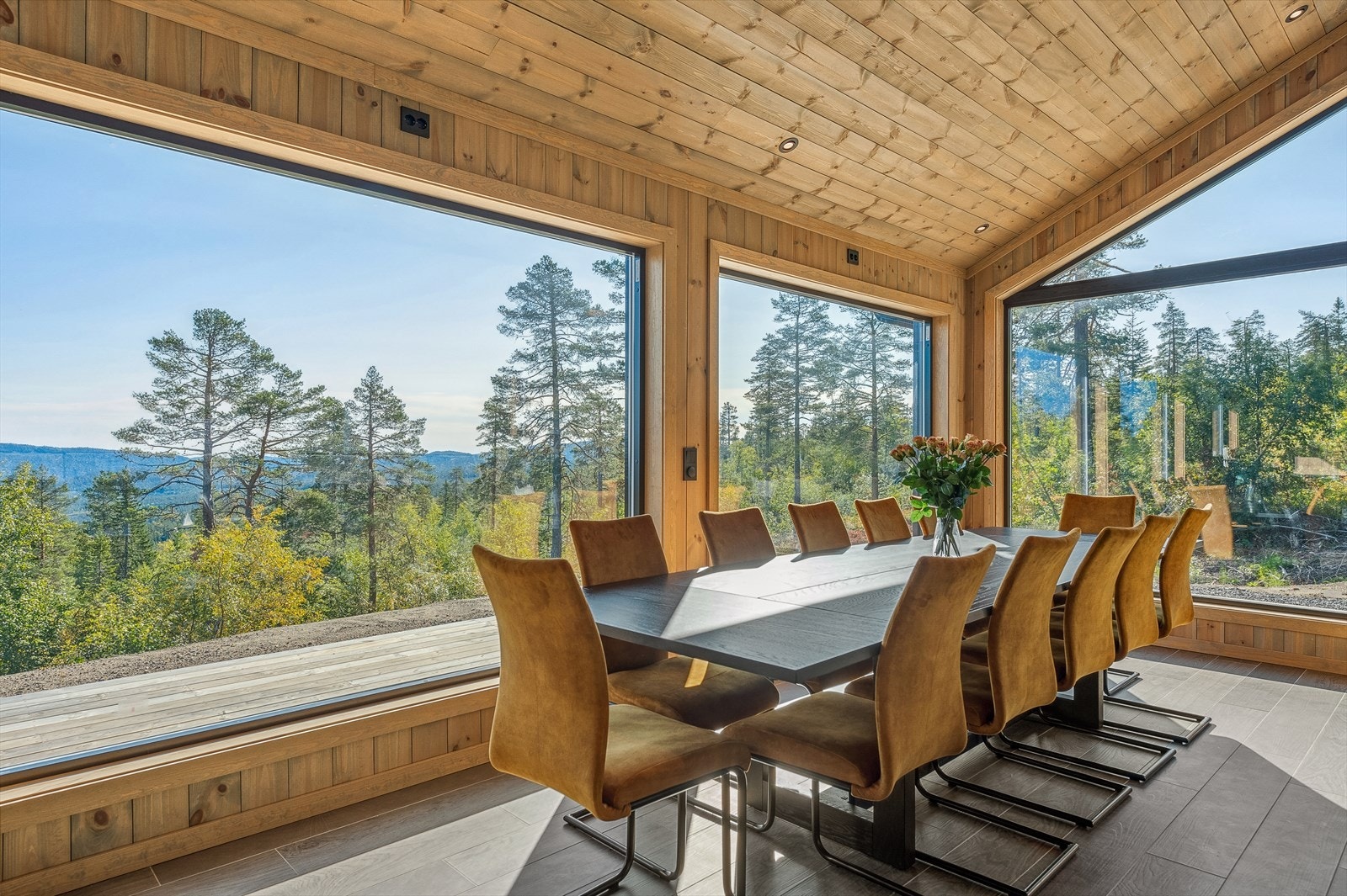 God plass til stor spisestue og med en flott utsikt Galleribilde