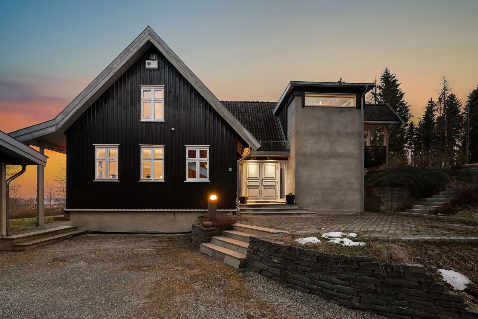 Huset har et innbydende inngangsparti med en trapp i støpt betong med limt skifer Galleribilde