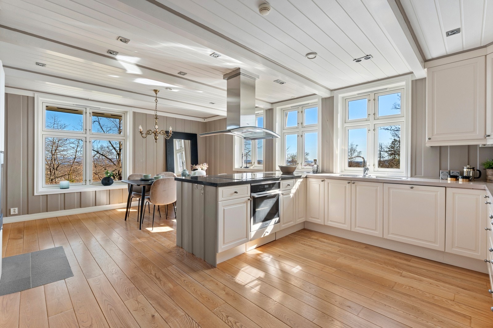 Kjøkkenet er romslig og innbydende, med god plass til både matlaging og hyggelige måltider Galleribilde